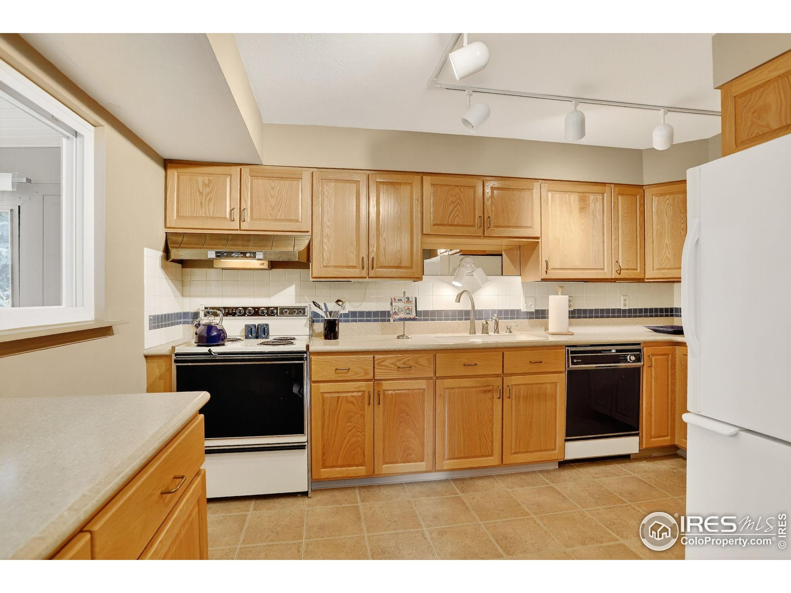 Longmont, Colorado, 80501, United States, 4 Bedrooms Bedrooms, ,2 BathroomsBathrooms,Residential,For Sale,1994687