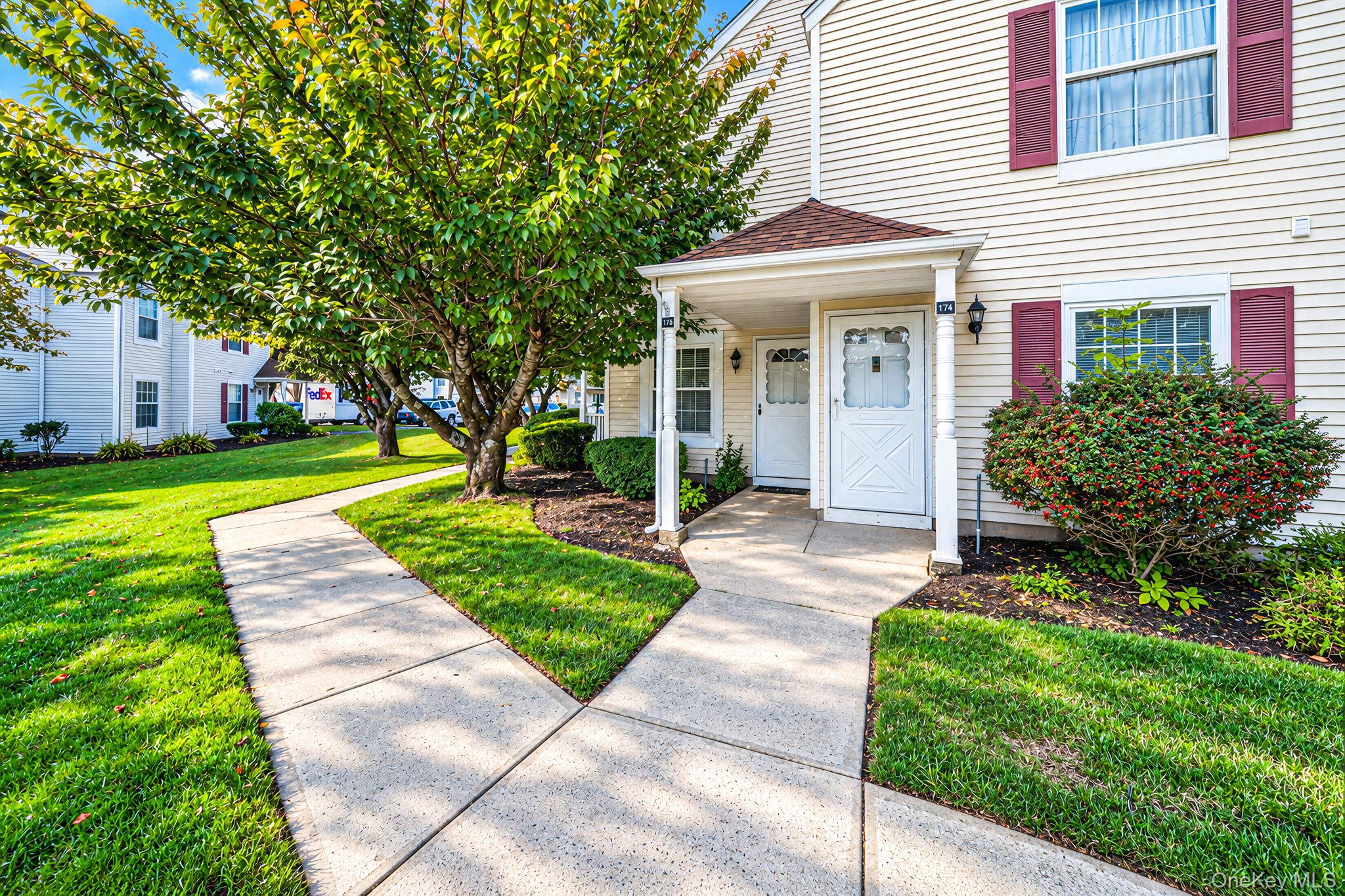 Fairview Cir, Middle Island, NY 11953