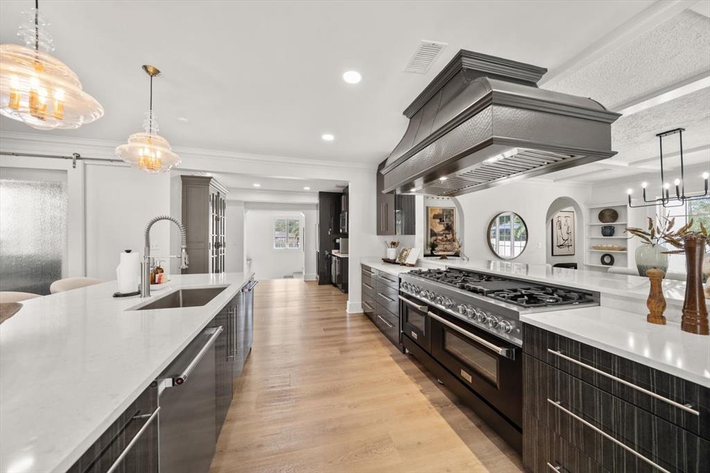 St Petersburg, Florida, 33707, United States, 5 Bedrooms Bedrooms, ,9 BathroomsBathrooms,Residential,For Sale,2000985