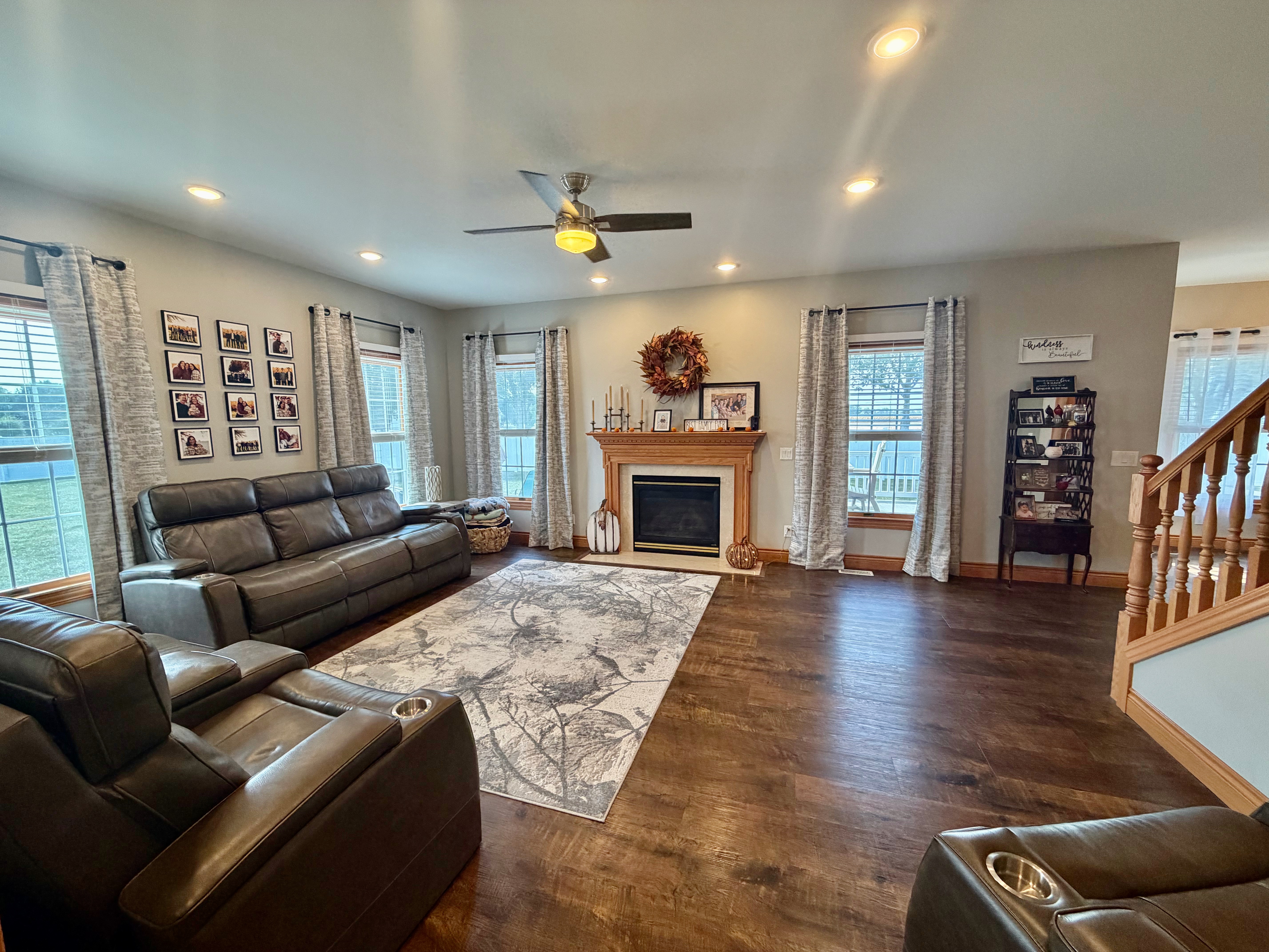 Effingham, Illinois, 62401, United States, 5 Bedrooms Bedrooms, ,5 BathroomsBathrooms,Residential,For Sale,1981428