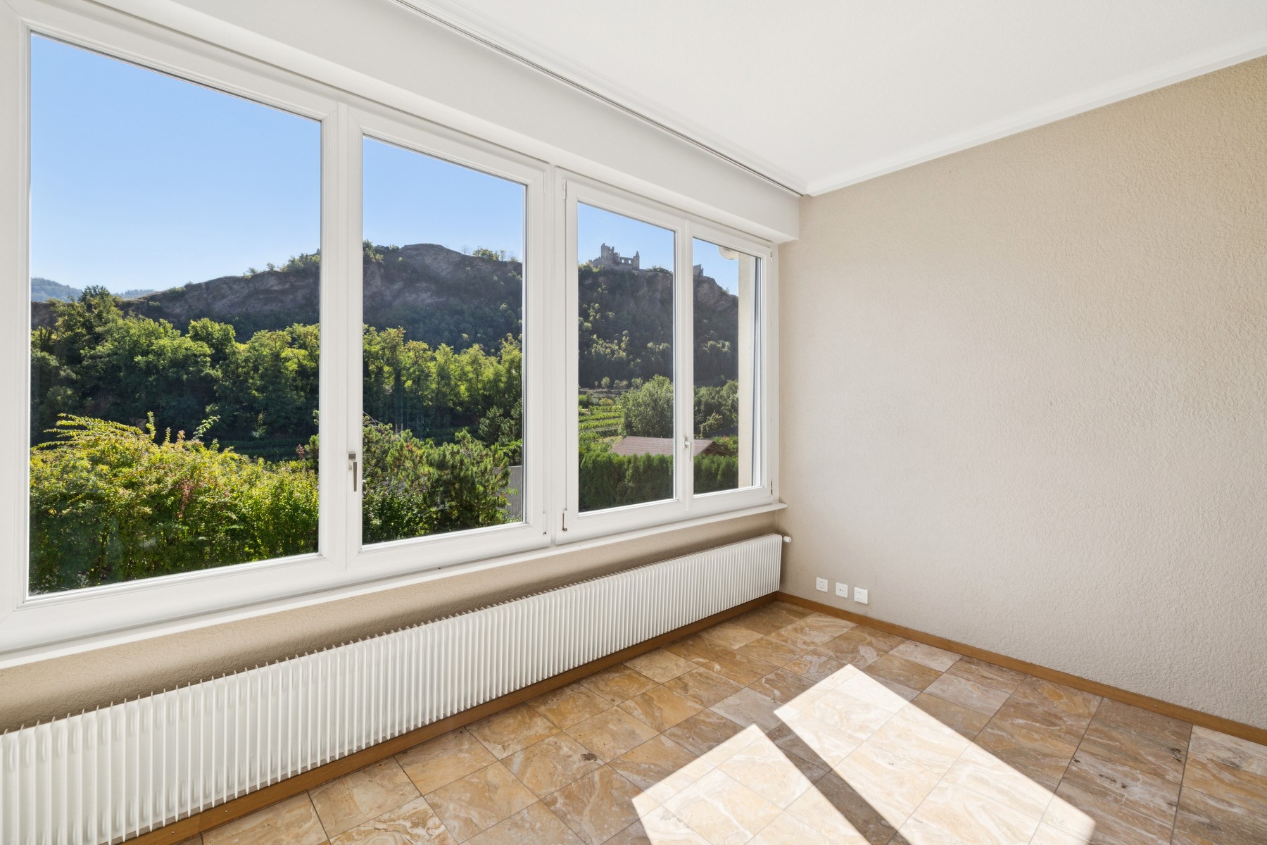  Stunning property with a view of the Château de Tourbillon - 物件實景