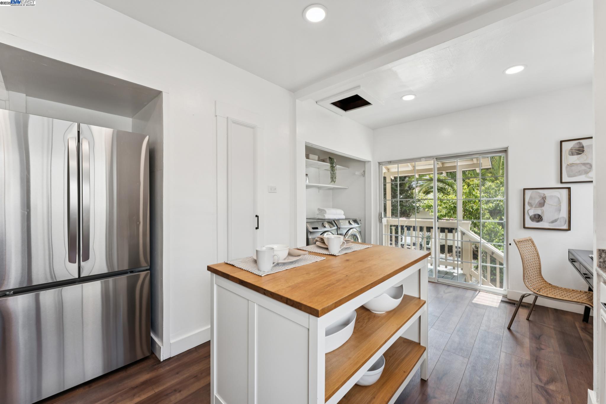 Oakland, California, 94605, United States, 2 Bedrooms Bedrooms, ,1 BathroomBathrooms,Residential,For Sale,1901518