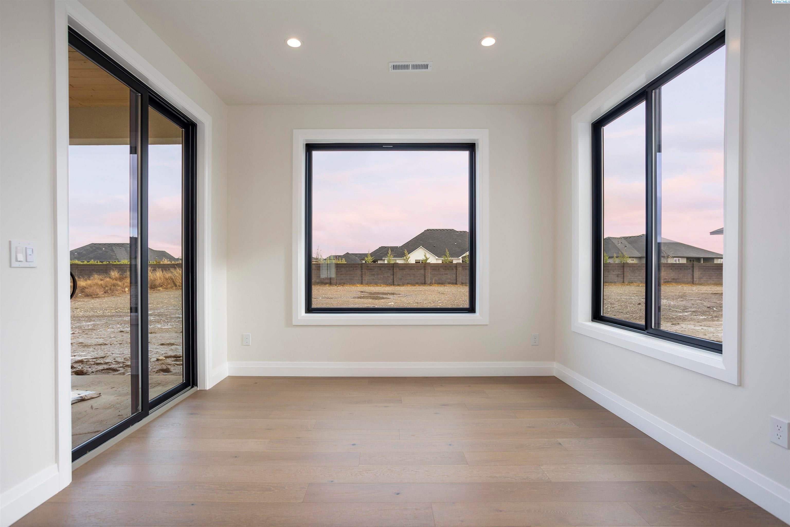 Pasco, Washington, 99301, United States, 4 Bedrooms Bedrooms, ,3 BathroomsBathrooms,Residential,For Sale,1900803