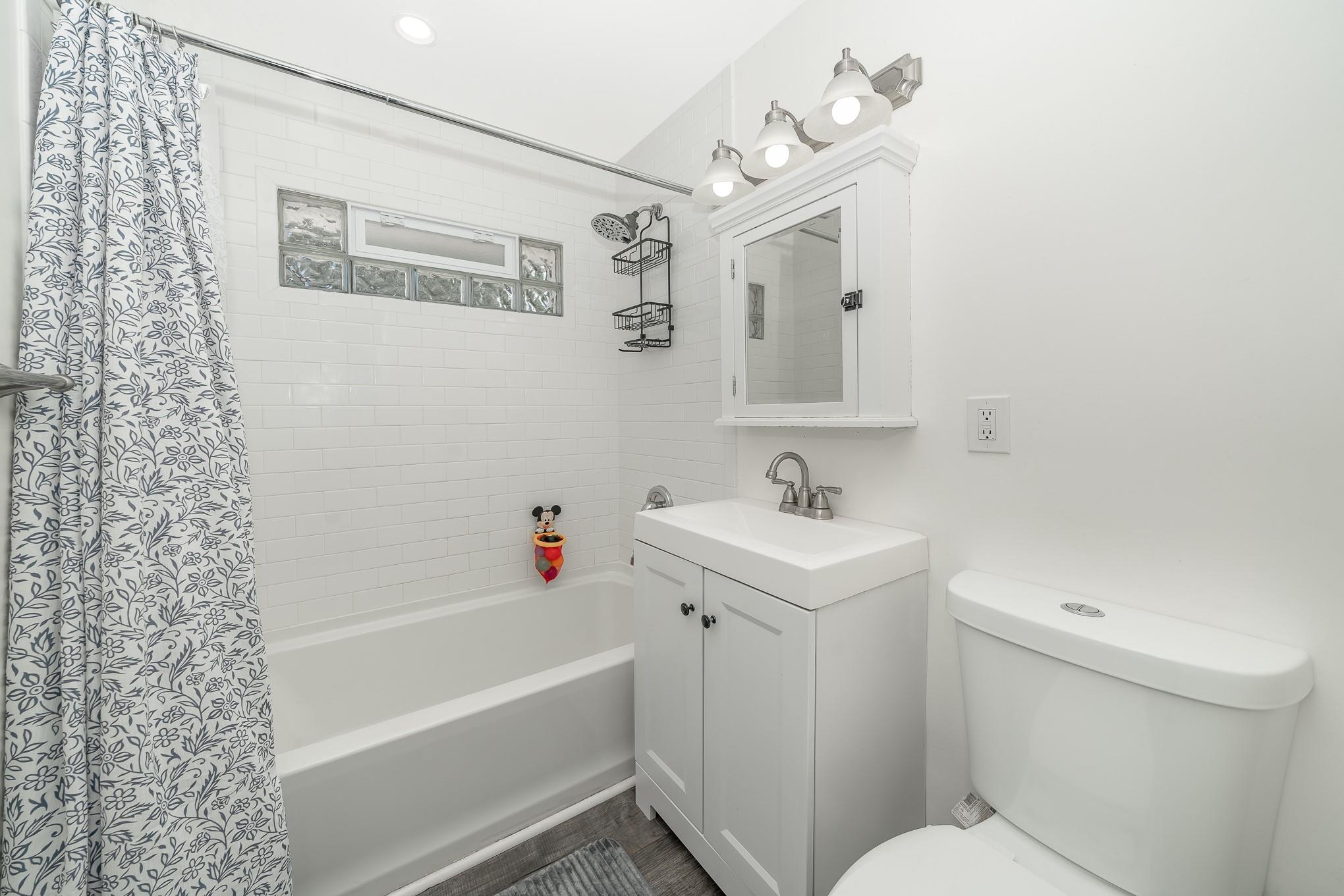 West Babylon, New York, 11704, United States, 3 Bedrooms Bedrooms, ,2 BathroomsBathrooms,Residential,For Sale,1887833