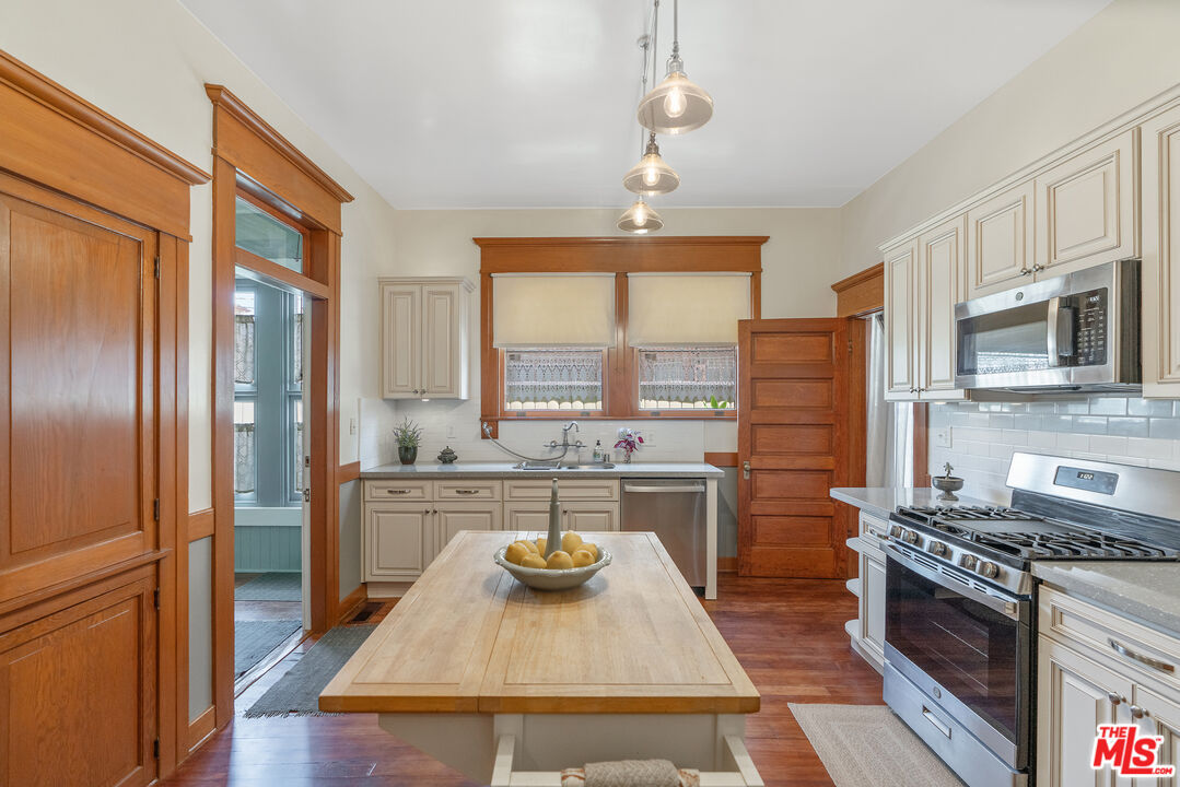 Los Angeles, California, 90006, United States, 6 Bedrooms Bedrooms, ,5 BathroomsBathrooms,Residential,For Sale,1883118
