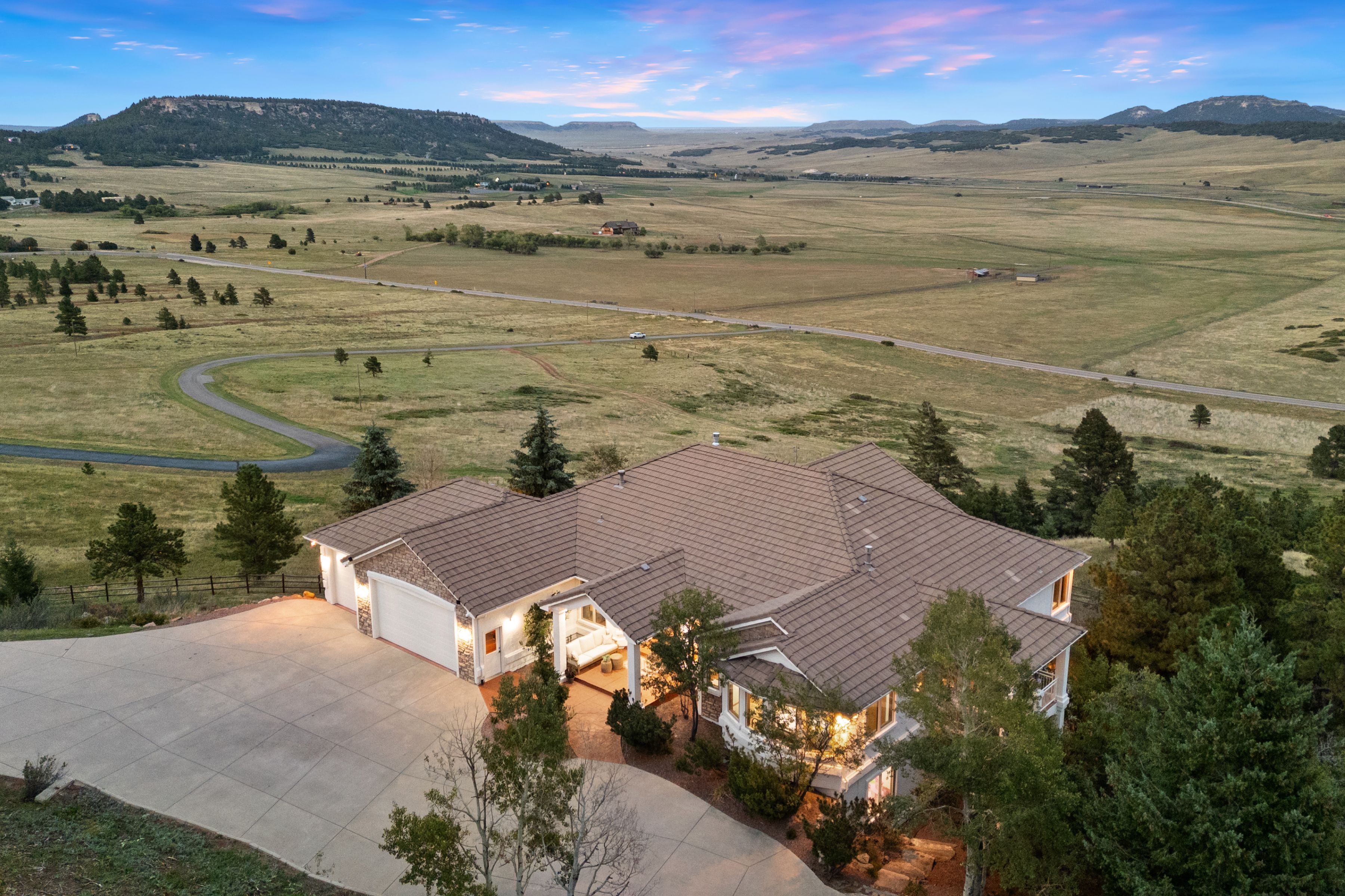  Remodeled 6,100 sq ft rancher on a magical setting spanning 72 acres - 物件實景