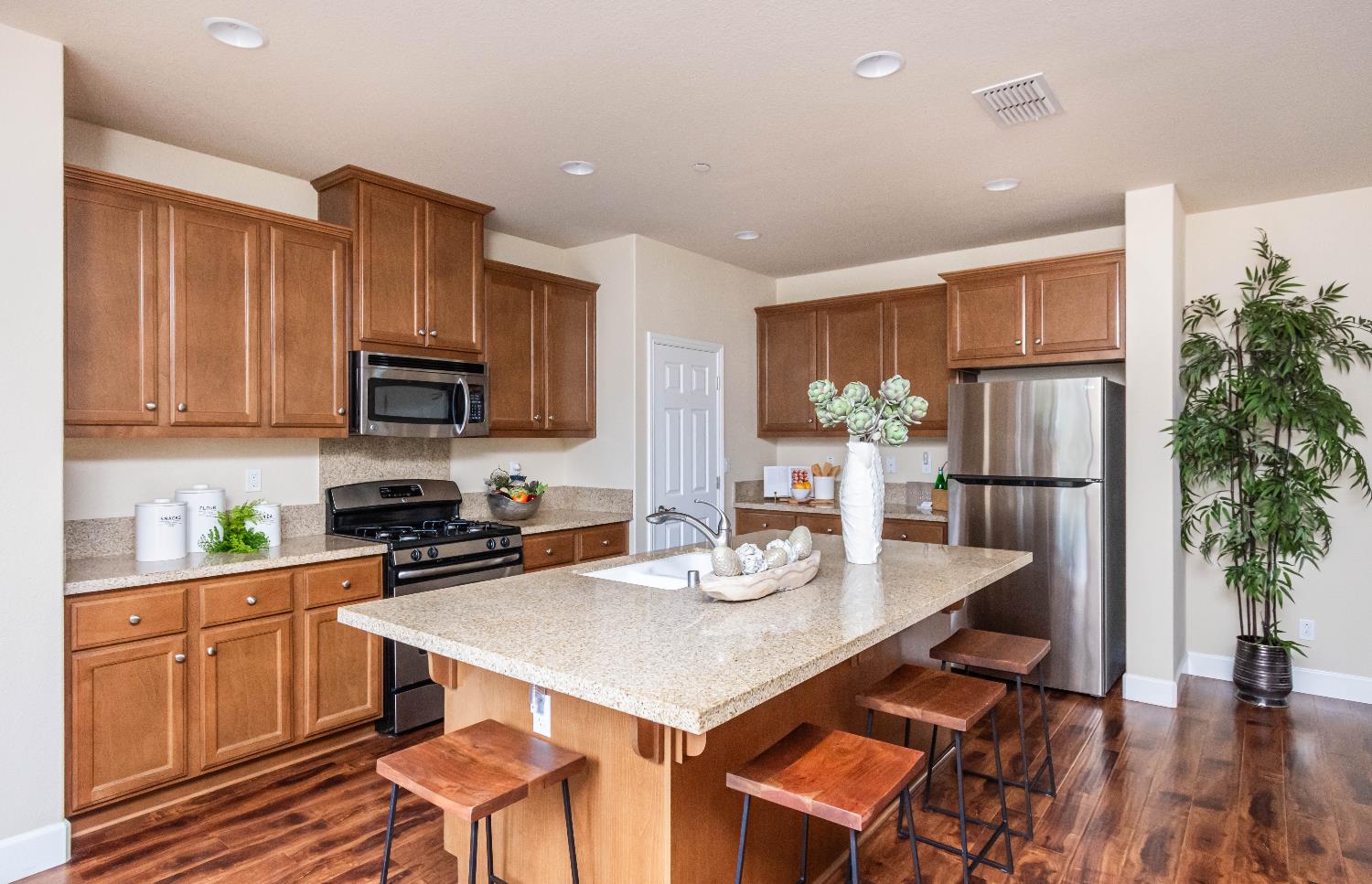 Folsom, California, 95630, United States, 4 Bedrooms Bedrooms, ,3 BathroomsBathrooms,Residential,For Sale,2000807