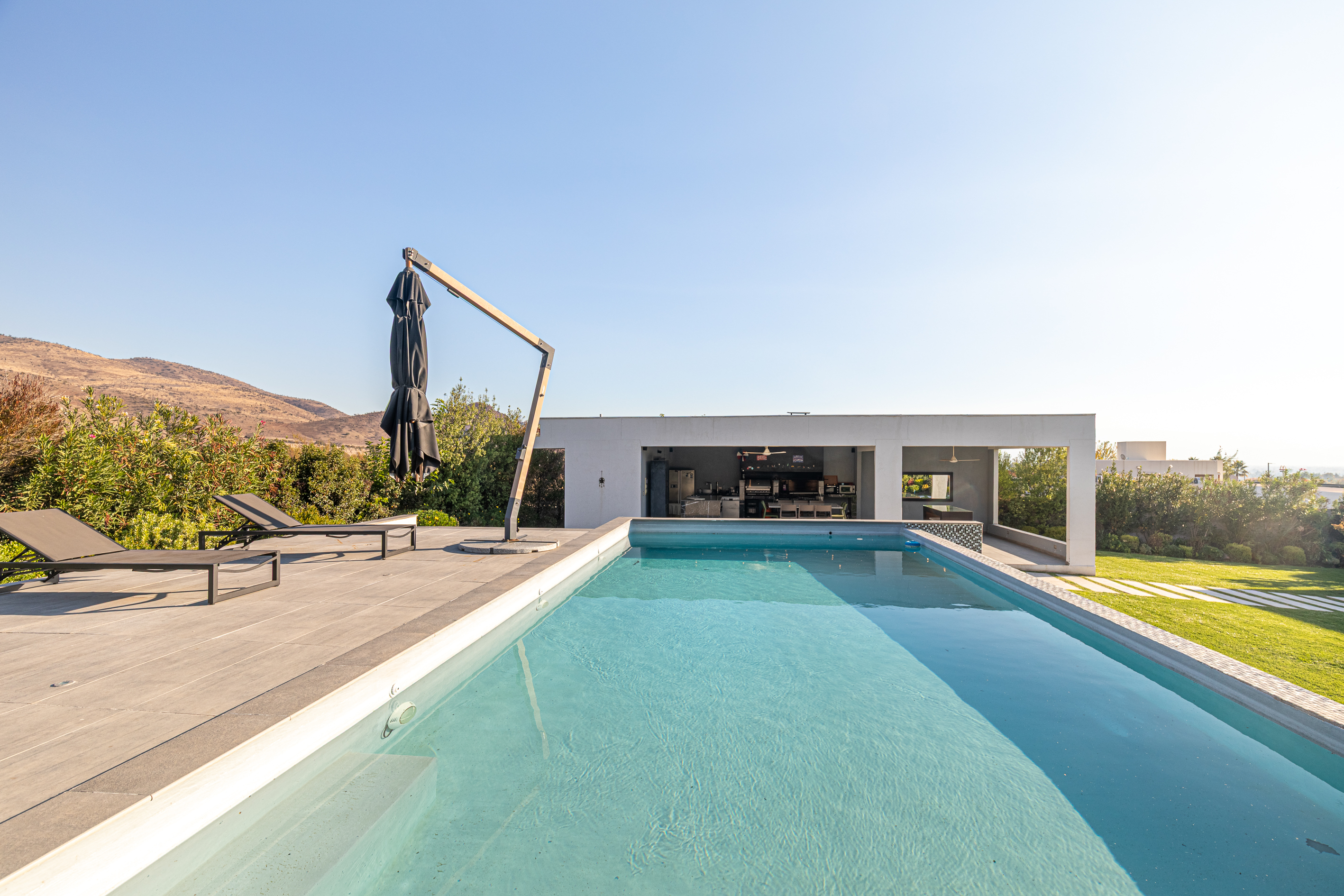  Mediterranean-style home with a barbecue are and swimming pool - 物件實景