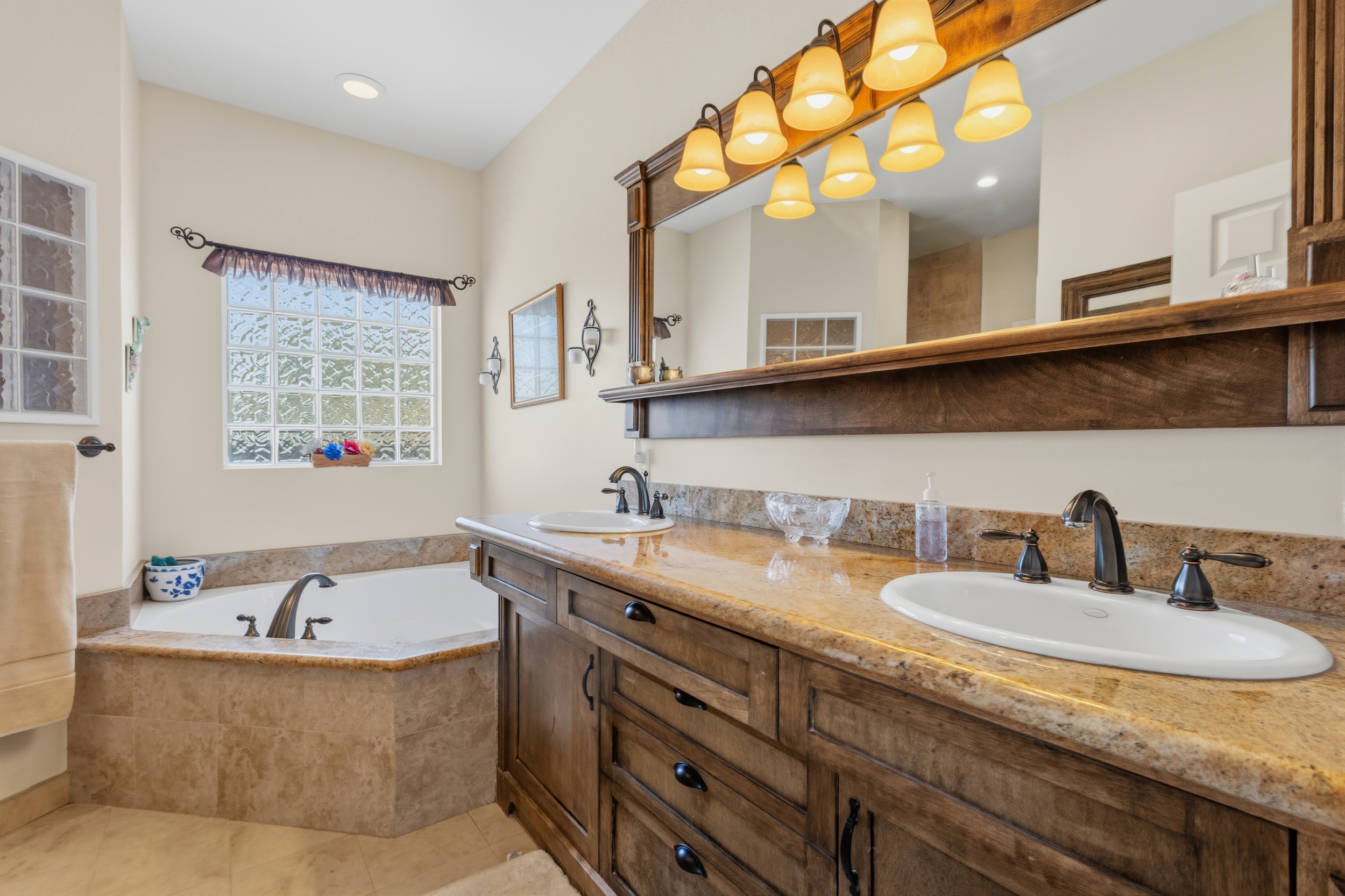 Los Lunas, New Mexico, 87031, United States, 5 Bedrooms Bedrooms, ,5 BathroomsBathrooms,Residential,For Sale,2048423