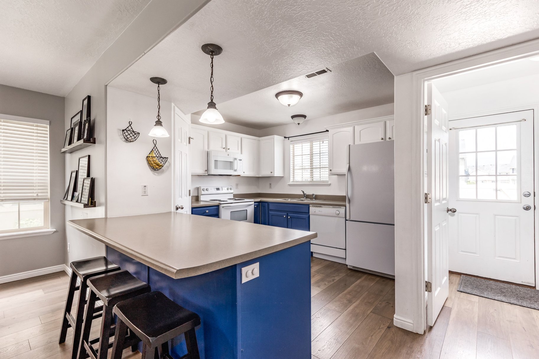 End Row Townhome in Highly Desired Location - 物件實景