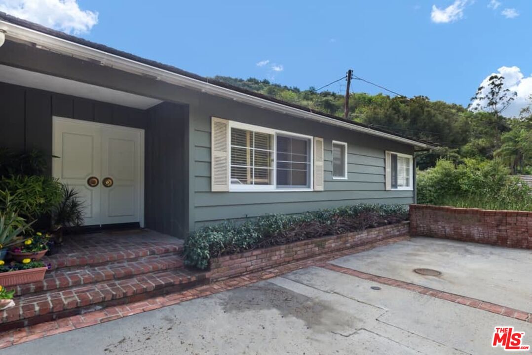 Los Angeles, California, 90049, United States, 3 Bedrooms Bedrooms, ,2 BathroomsBathrooms,Residential,For Sale,1913369