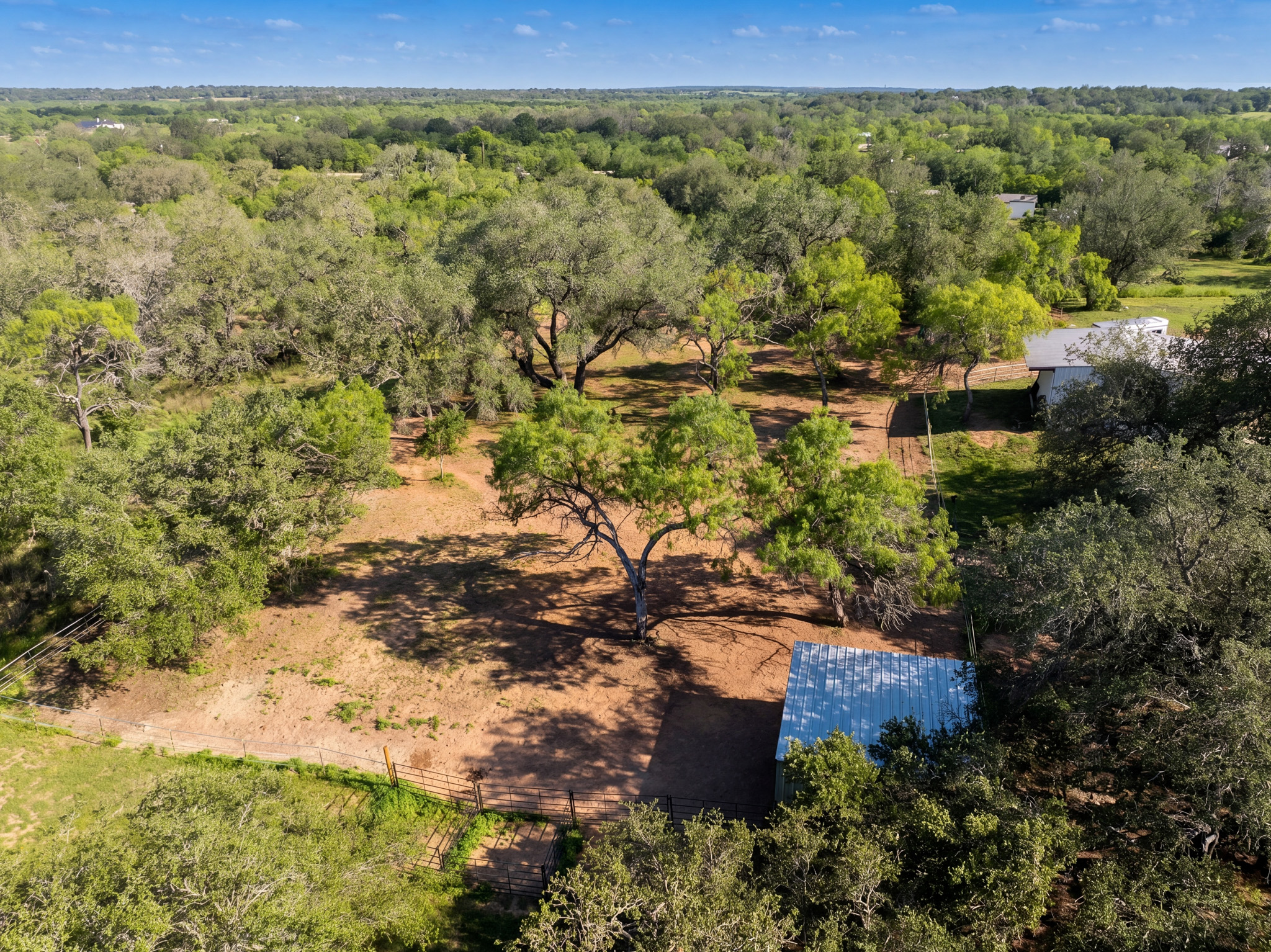  Private 10-Acre Horse Property in Lytle - 物件實景