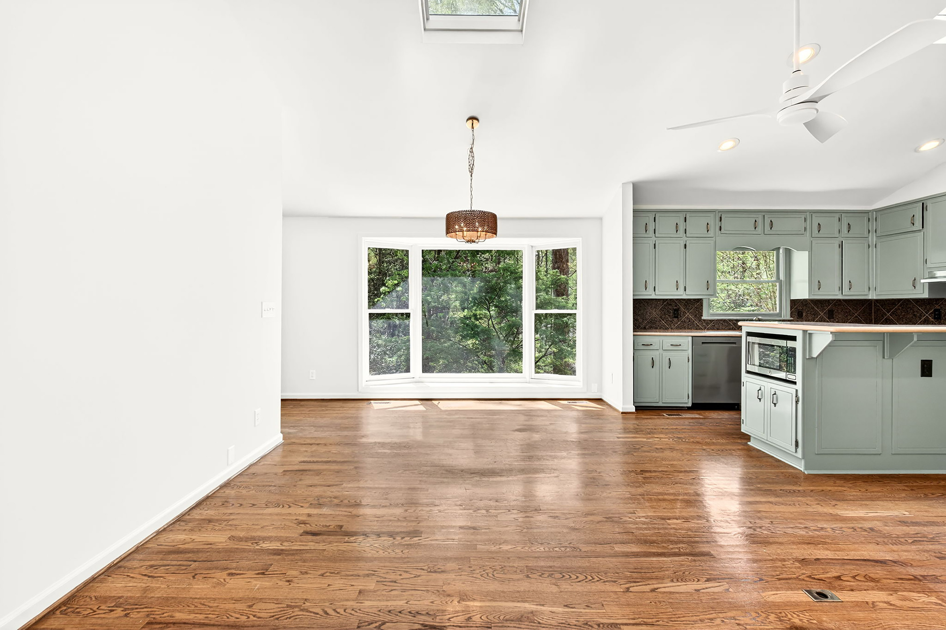  Thoughtfully Expanded and Updated Dunwoody Home on Wooded 0.82+/- Acre Lot - 物件實景