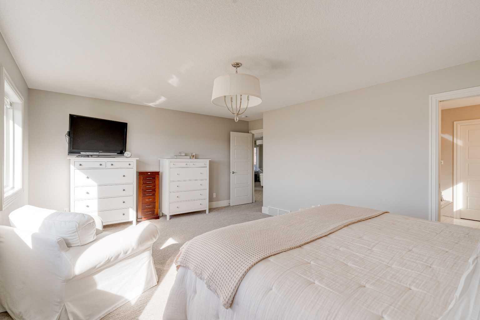 CALGARY, Alberta, T2X 2E1, CA, 4 Bedrooms Bedrooms, ,3 BathroomsBathrooms,Residential,For Sale,1987816