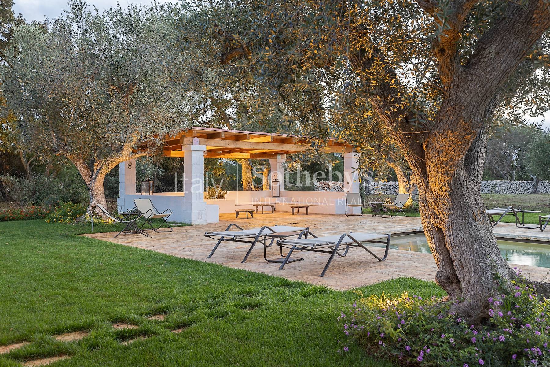  Exclusive estate among the olive trees in the Valle d