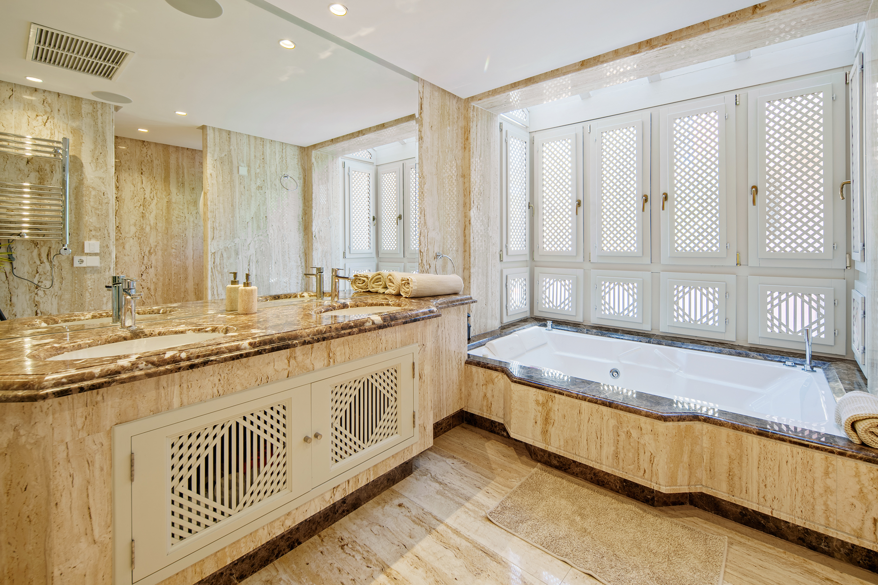  Duplex penthouse with sea views in gated beachfront community, Marbella East - 物件實景