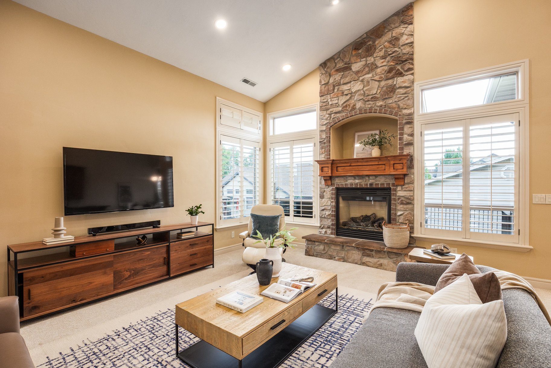  Beautifully Designed Home with a Main-Level Primary & Inviting Outdoor Spaces - 物件實景