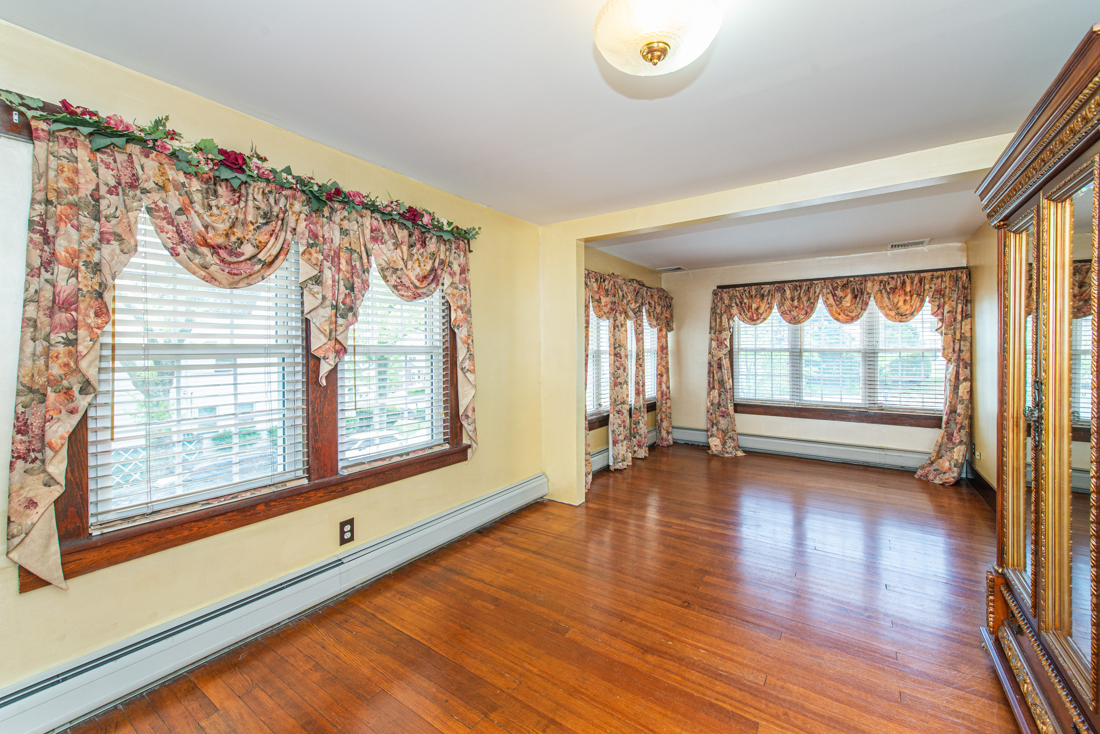 Nutley, New Jersey, 07110, United States, 3 Bedrooms Bedrooms, ,2 BathroomsBathrooms,Residential,For Sale,1935427