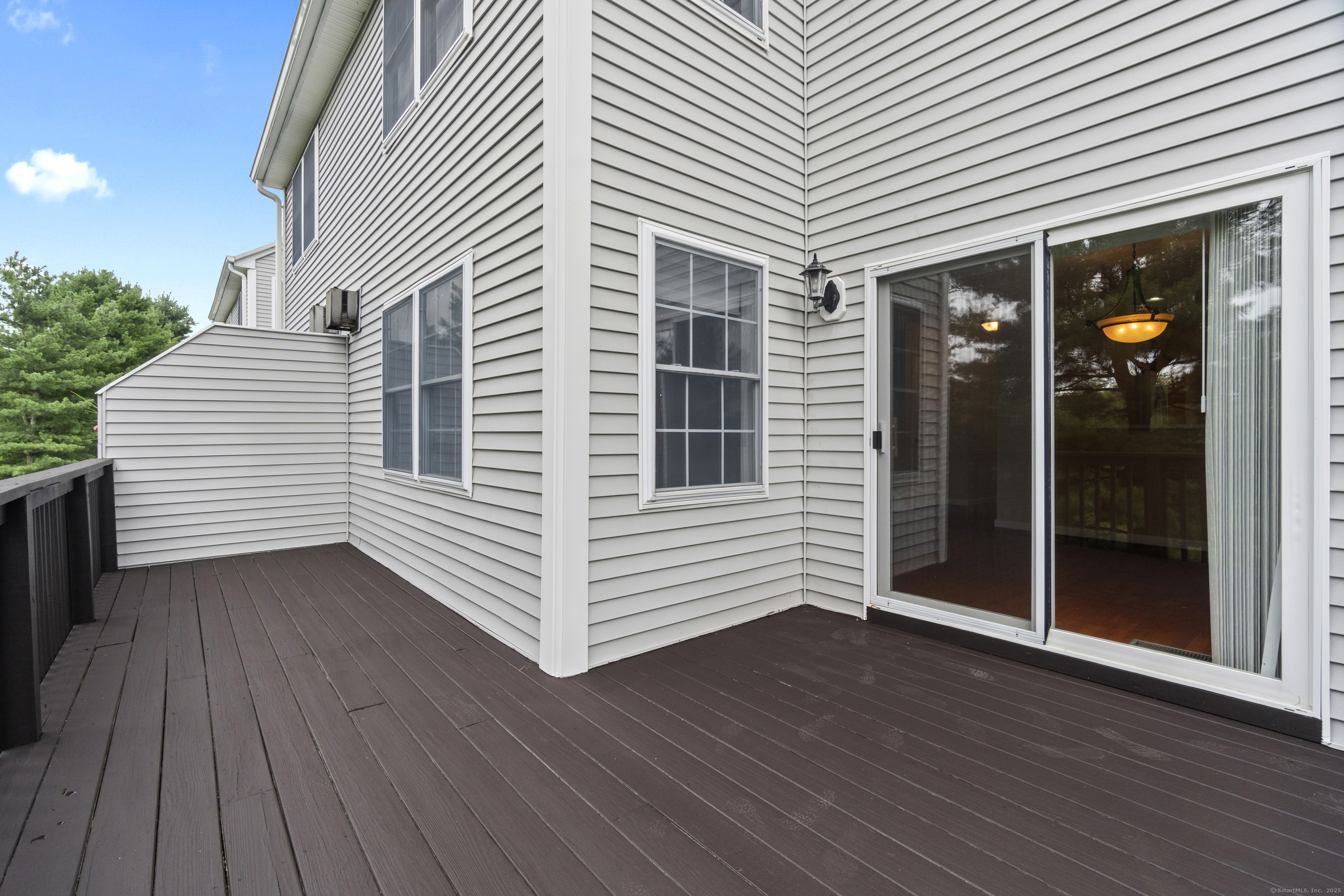 Danbury, Connecticut, 06811, United States, 2 Bedrooms Bedrooms, ,3 BathroomsBathrooms,Residential,For Sale,1932633