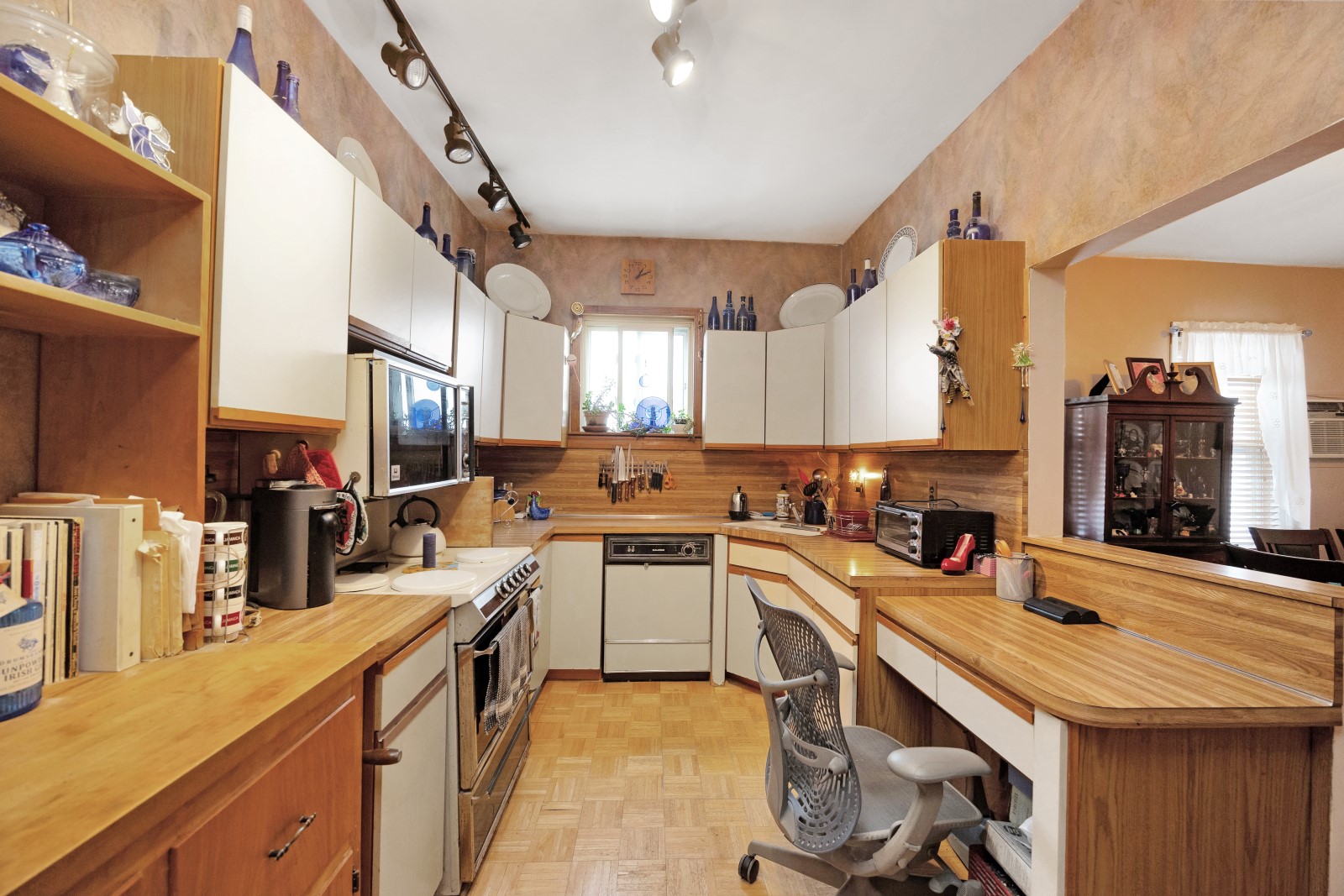 Middle Village, New York, 11379, United States, 4 Bedrooms Bedrooms, ,3 BathroomsBathrooms,Residential,For Sale,1827631