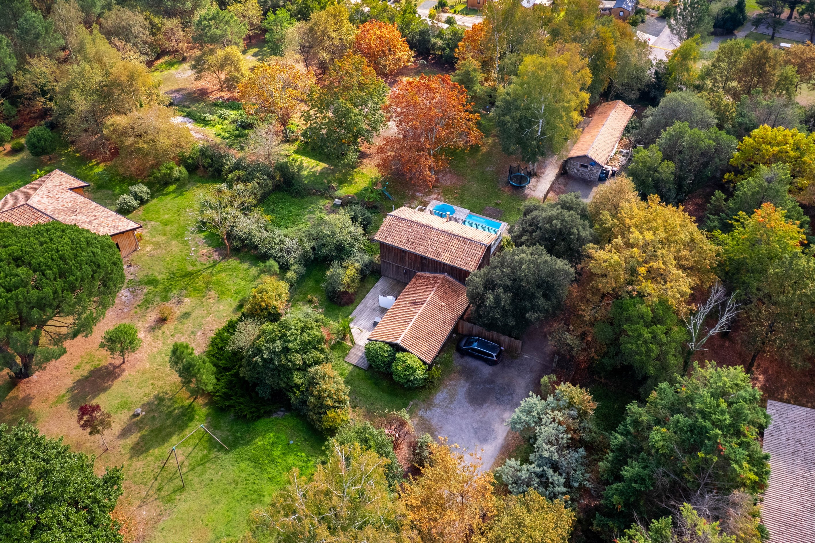  CHARMING WOOD-CLAD VILLA IN A QUIET, IDYLLIC LOCATION IN THE HEART OF A FULLY F… - 物件實景