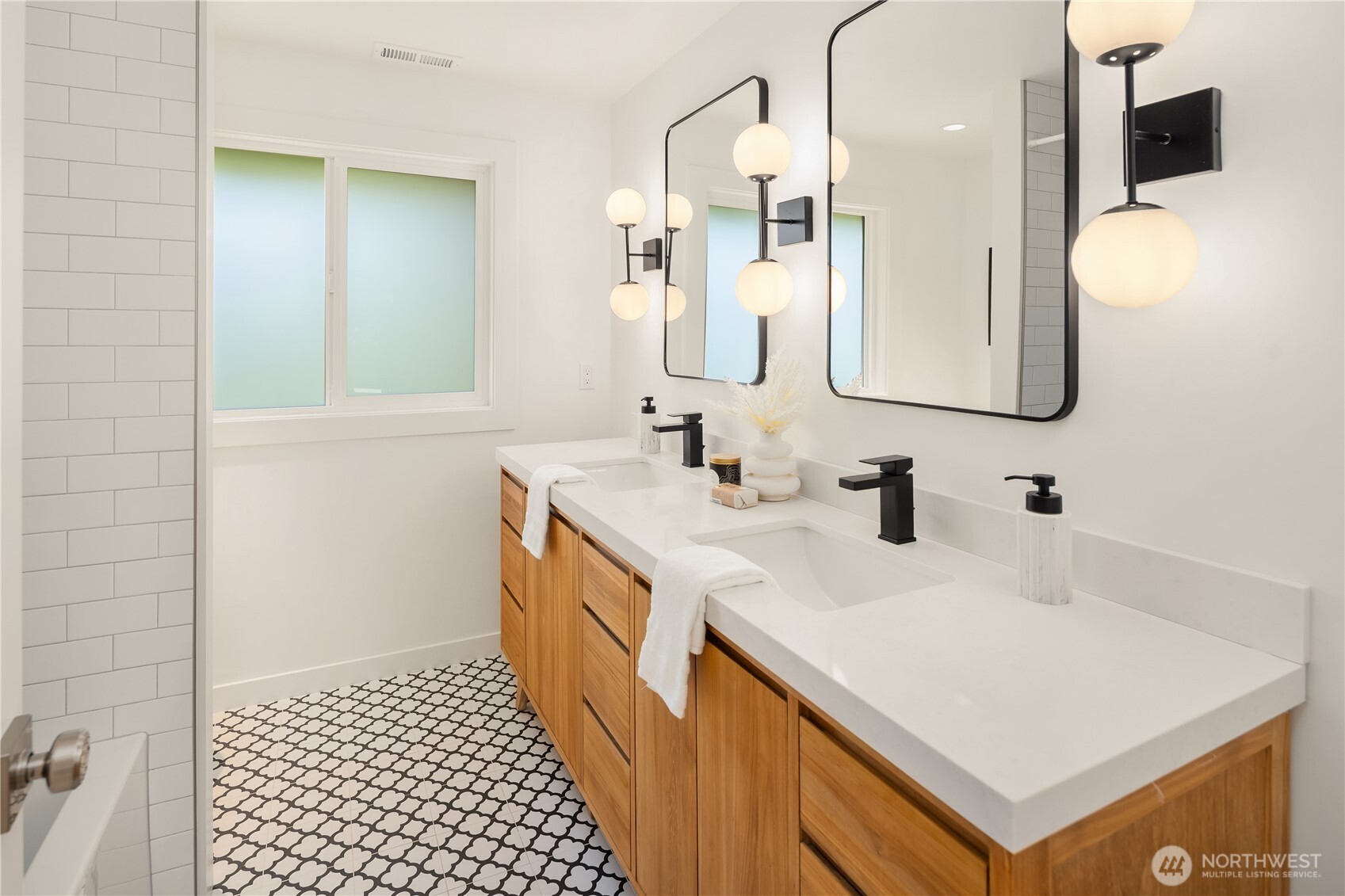 Seattle, Washington, 98177, United States, 4 Bedrooms Bedrooms, ,1 BathroomBathrooms,Residential,For Sale,1988079