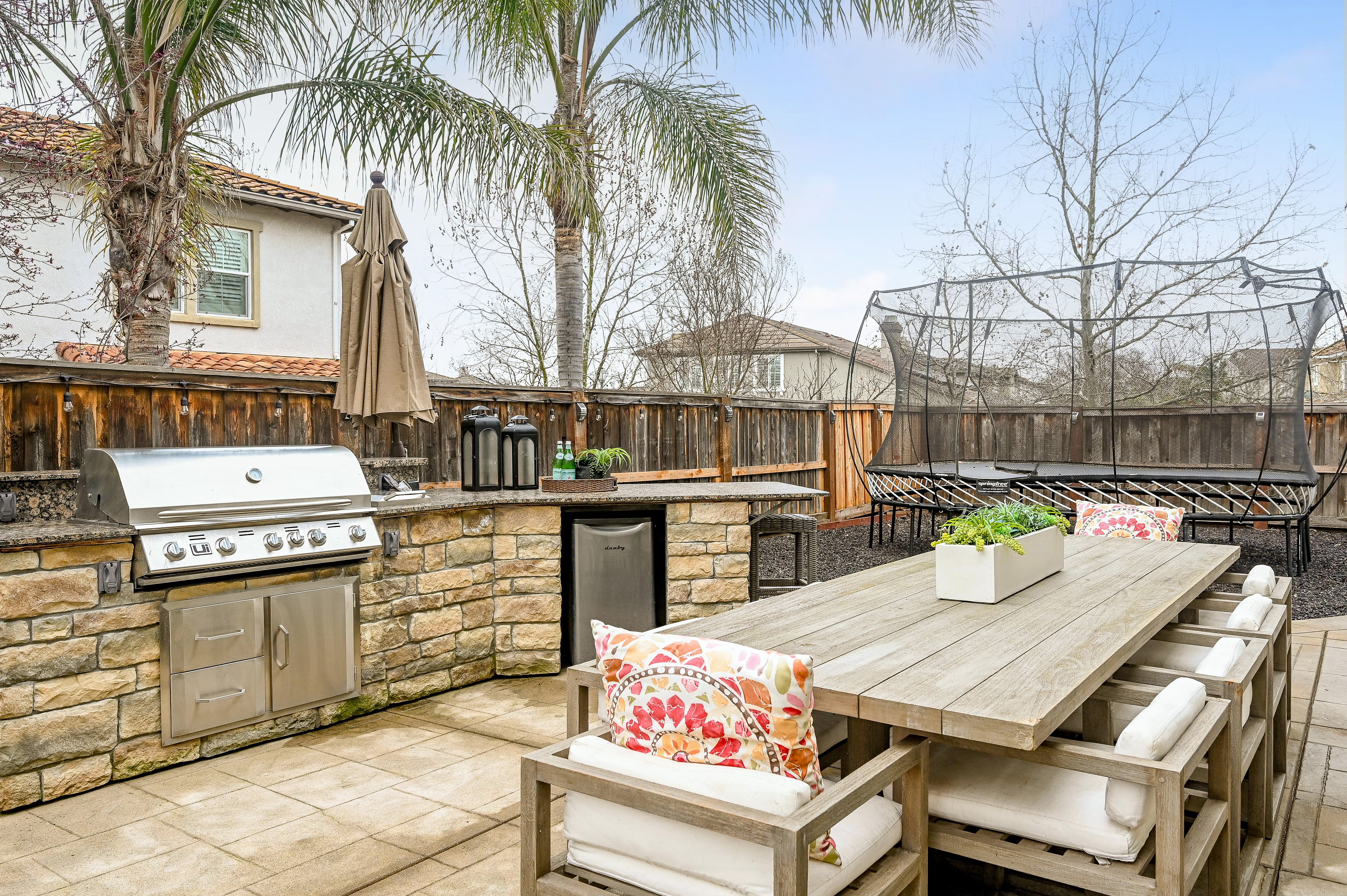  Stunning Monterosso Estate on Private Court with Designer Indoor-Outdoor Living - 物件實景