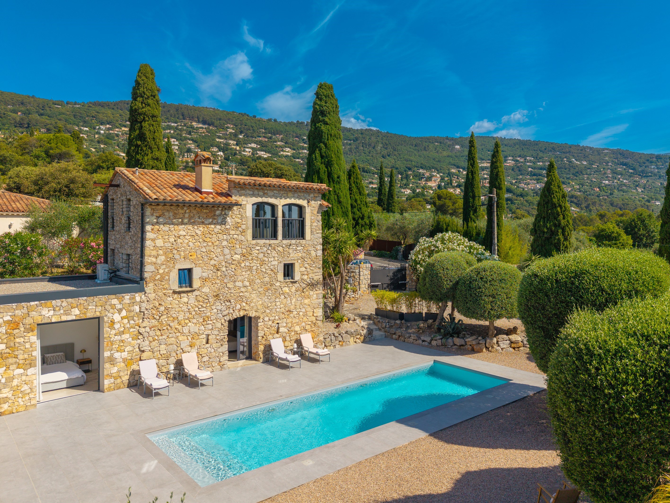  French Riviera estate combining modern architecture and historic stone charm - 物件實景