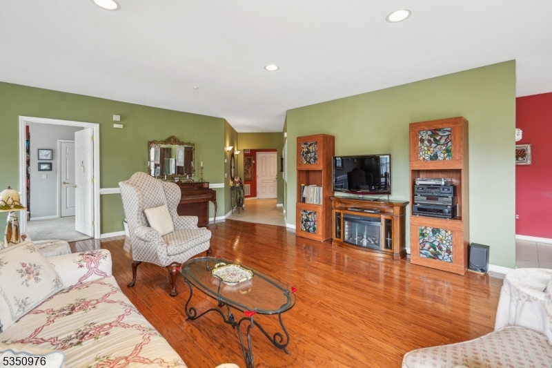 Rockaway Twp., New Jersey, 07866, United States, 2 Bedrooms Bedrooms, ,2 BathroomsBathrooms,Residential,For Sale,1770221