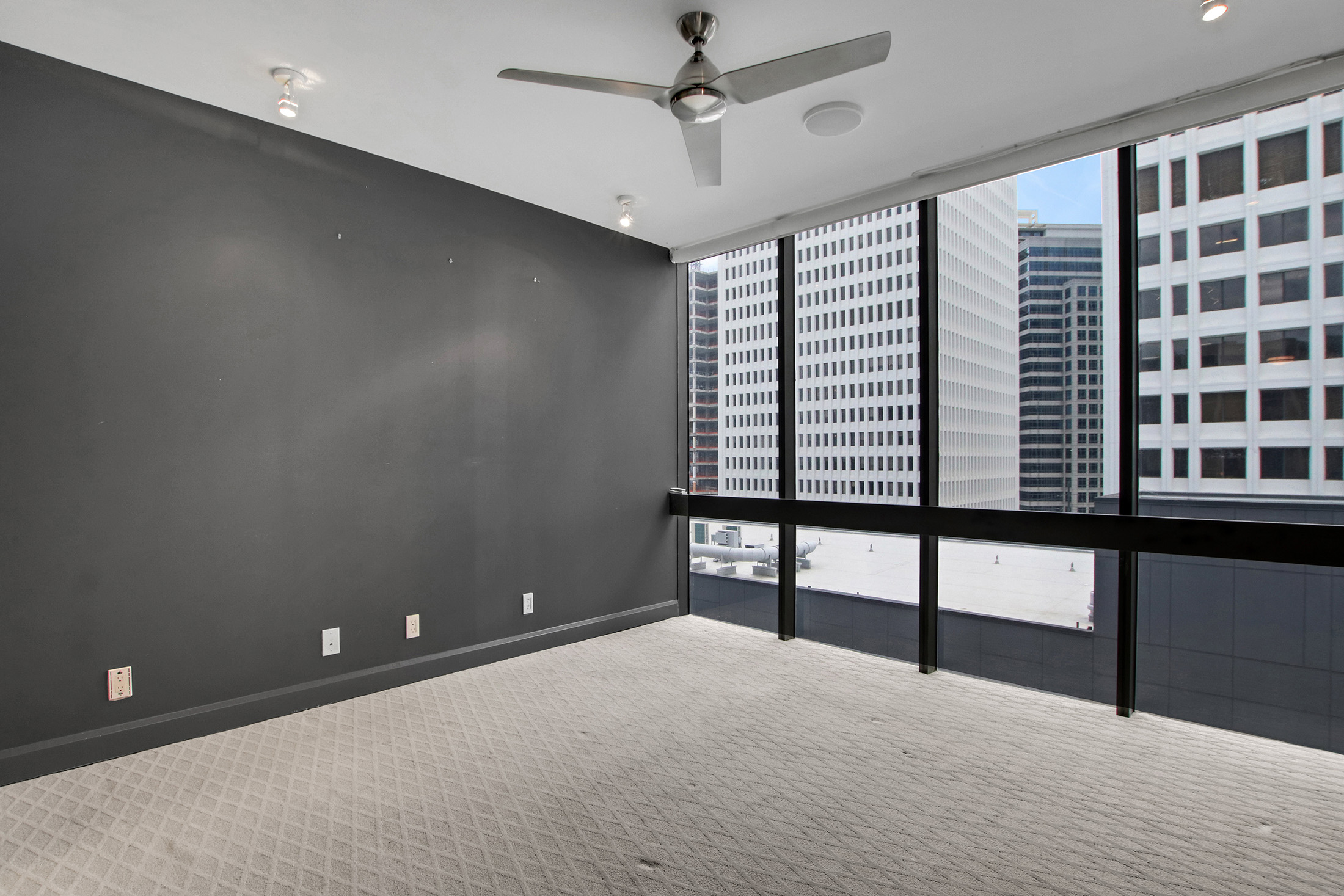  Fully Renovated Two-story Condo in the Iconic Colony House at Colony Square - 物件實景