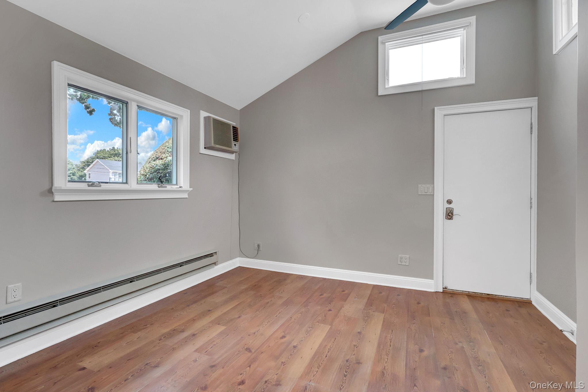  466 W 4th Street, West Islip, NY, 11795 - 物件實景