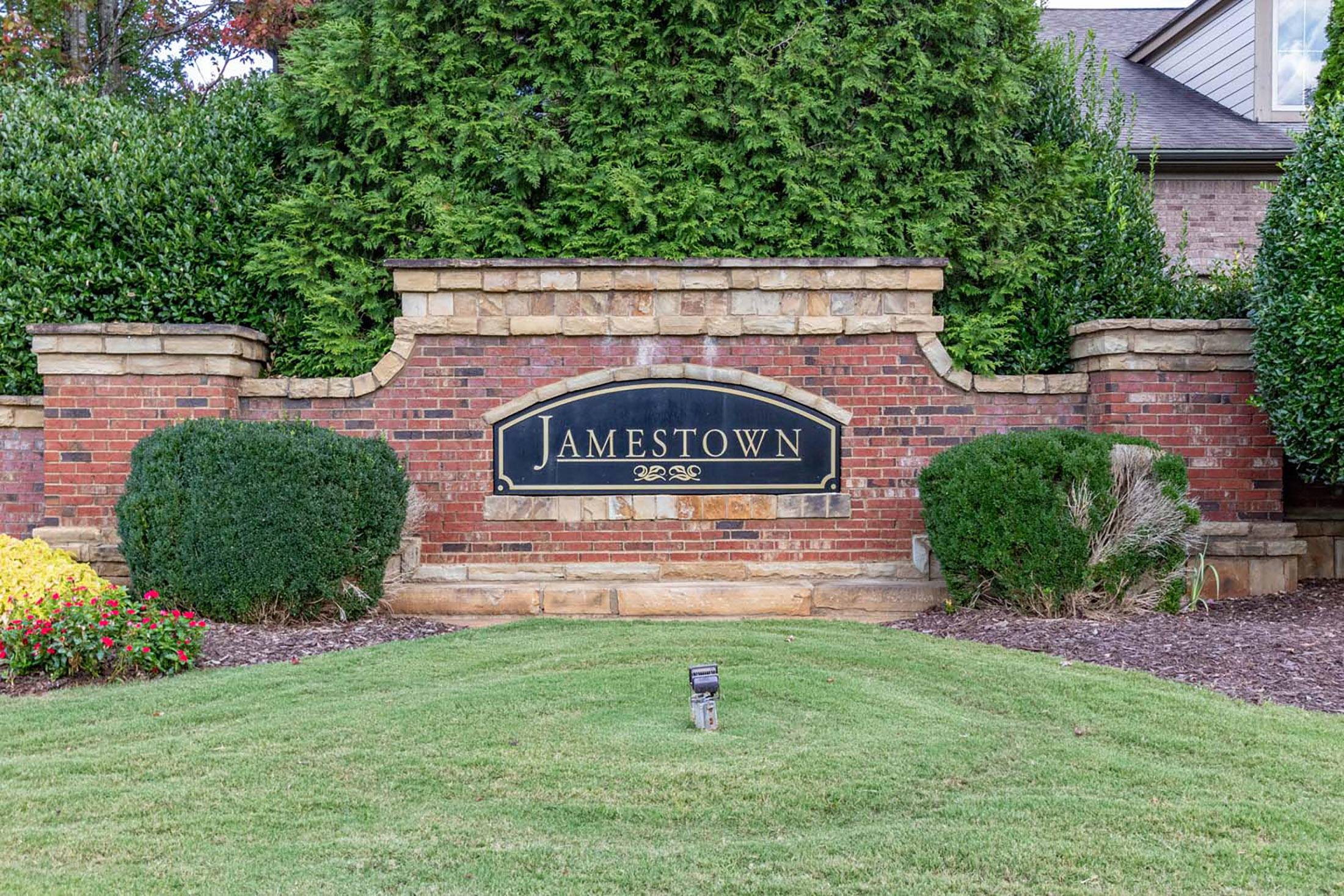  Four-Bedroom Brick Corner Lot in Jamestown - 物件實景