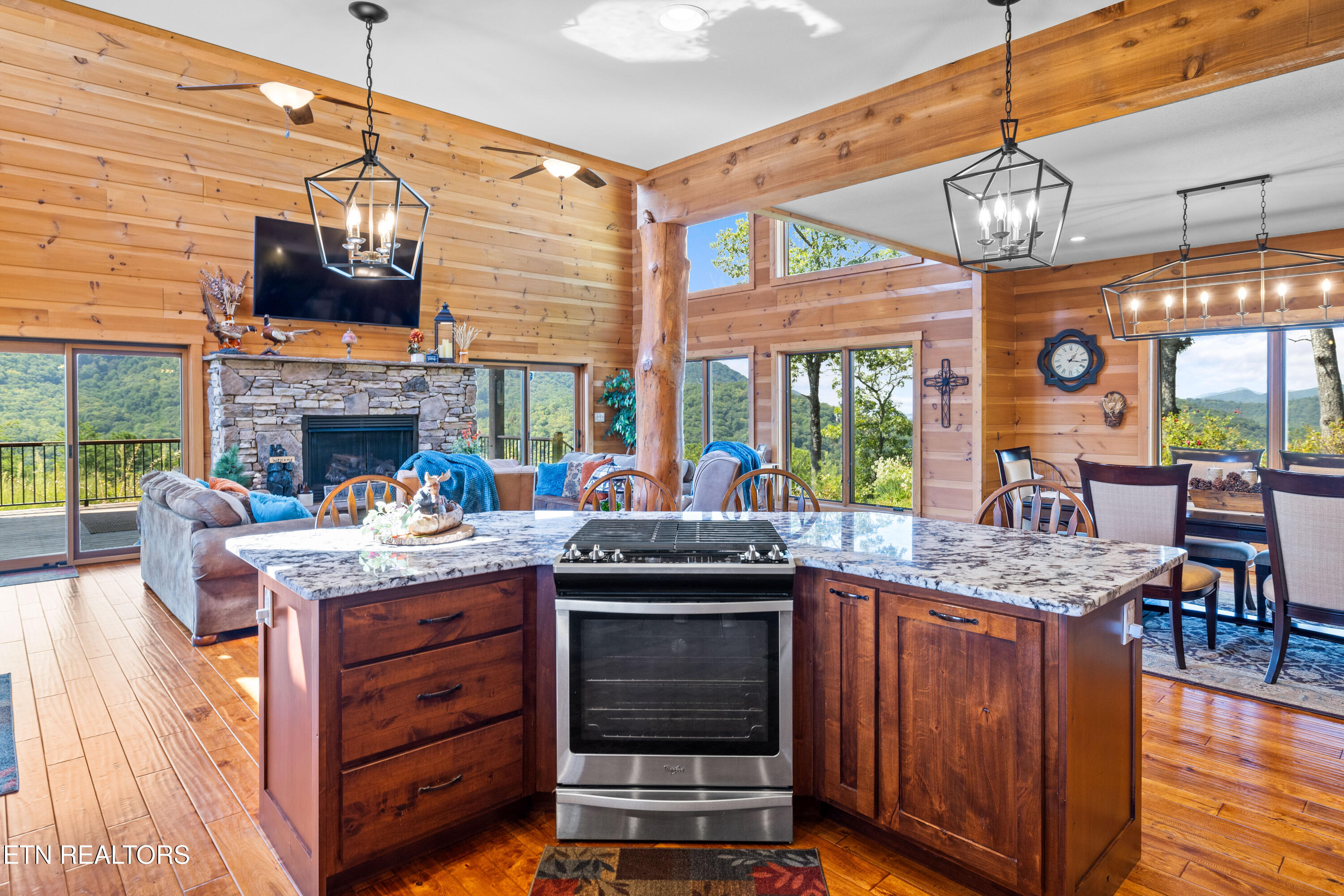 Sevierville, Tennessee, 37862, United States, 3 Bedrooms Bedrooms, ,3 BathroomsBathrooms,Residential,For Sale,1979377