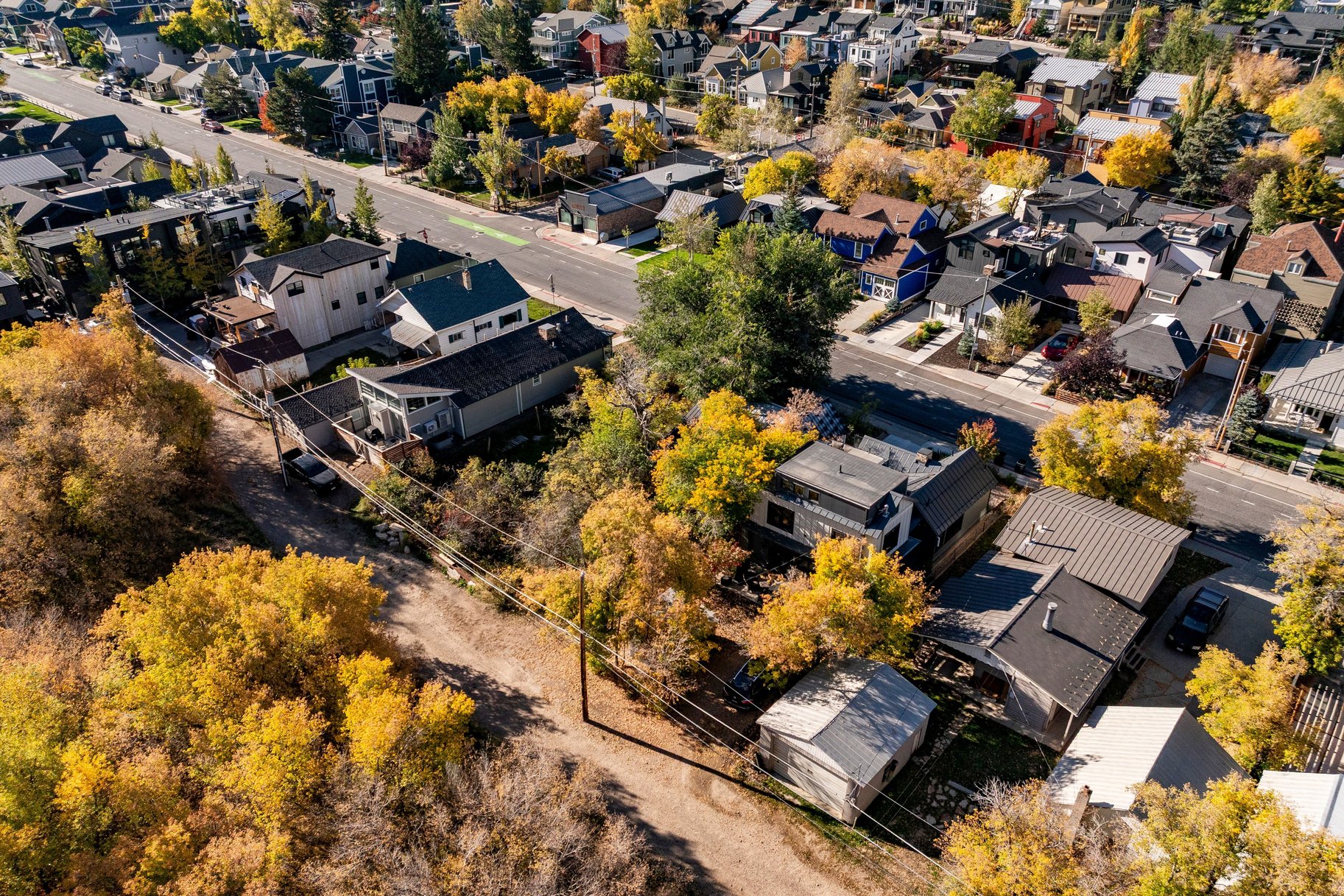  Redevelopment Opportunity on a Flat Lot Walkable to Main Street and Town Lift - 物件實景