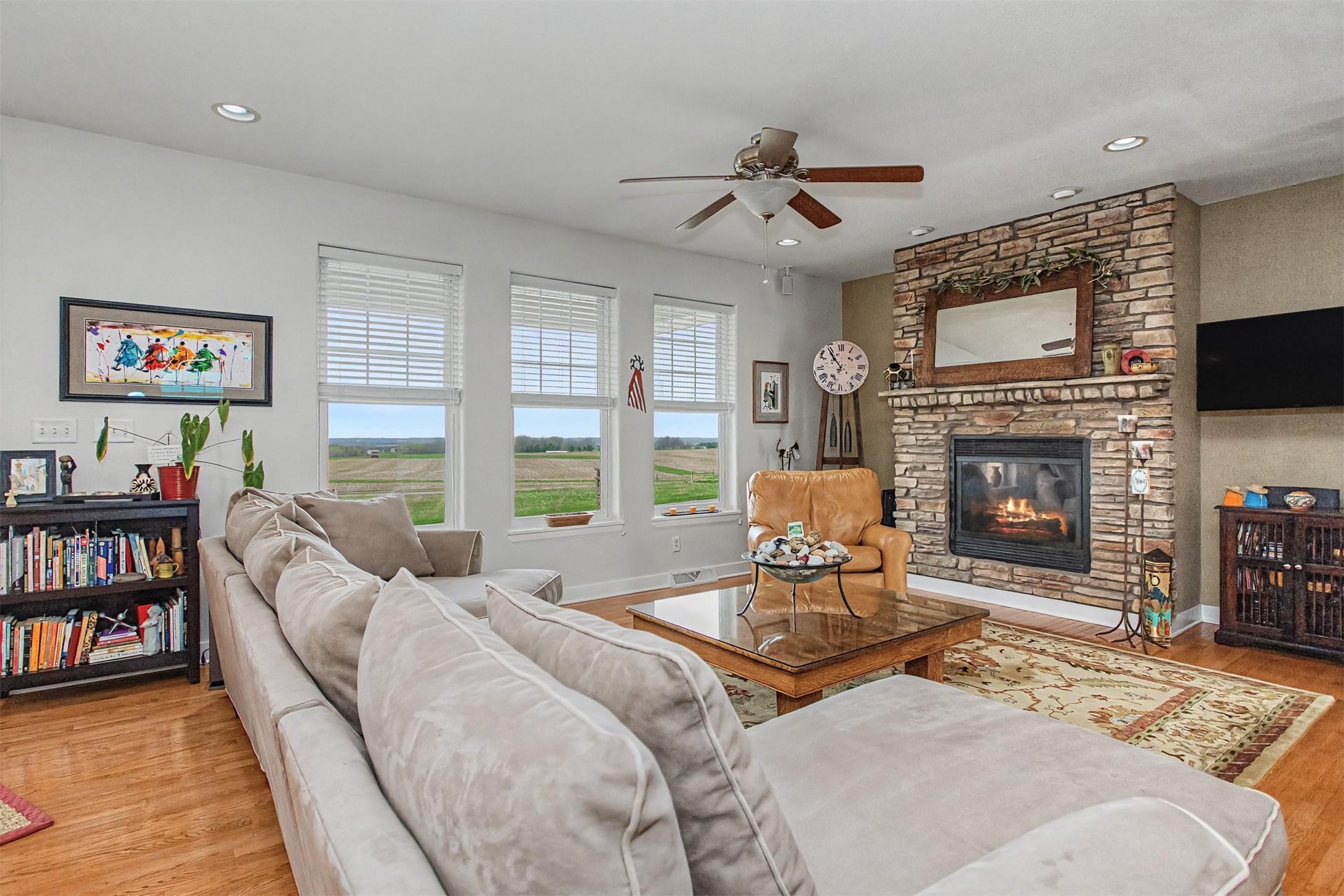 Maxwell, Iowa, 50161, United States, 2 Bedrooms Bedrooms, ,2 BathroomsBathrooms,Residential,For Sale,2037960