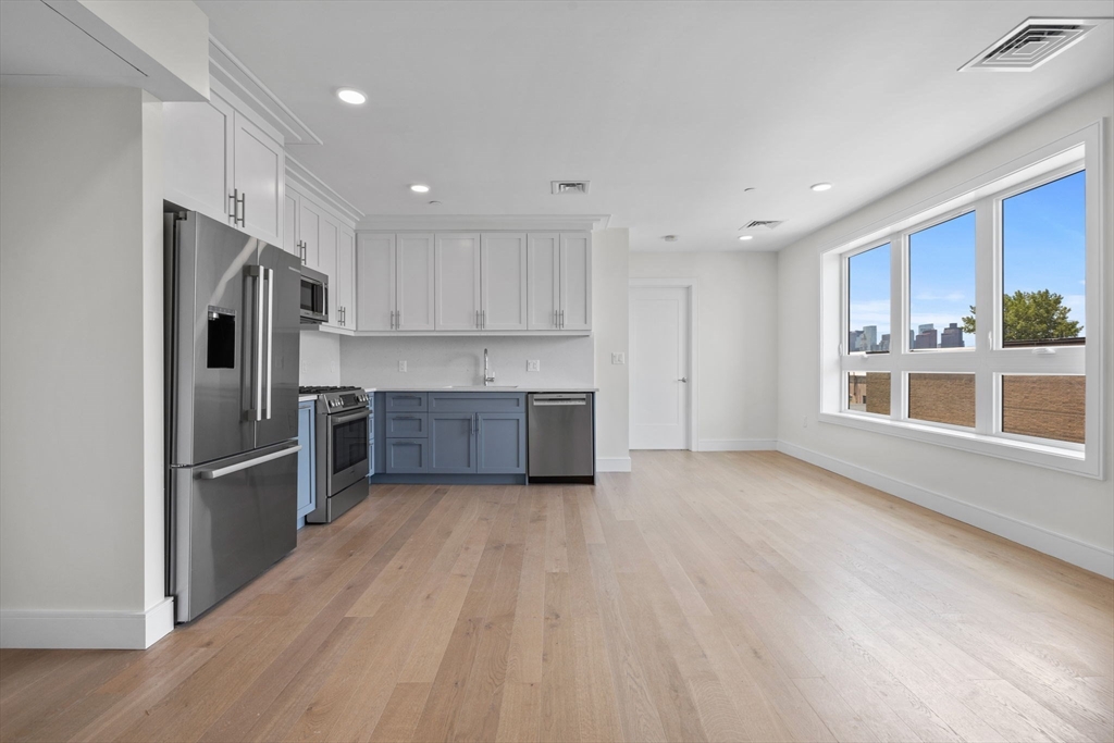 Boston, Massachusetts, 02128, United States, 2 Bedrooms Bedrooms, ,2 BathroomsBathrooms,Residential,For Sale,1929119