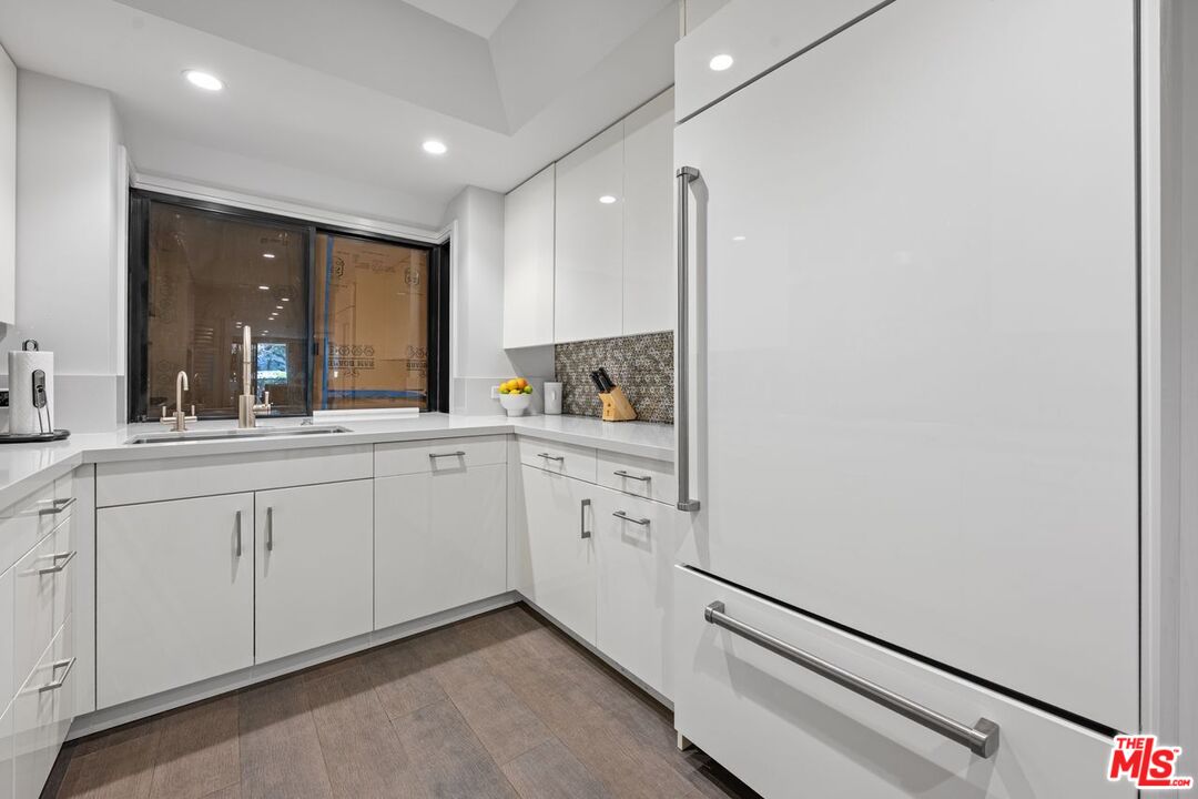 Santa Monica, California, 90402, United States, 2 Bedrooms Bedrooms, ,2 BathroomsBathrooms,Residential,For Sale,1901318