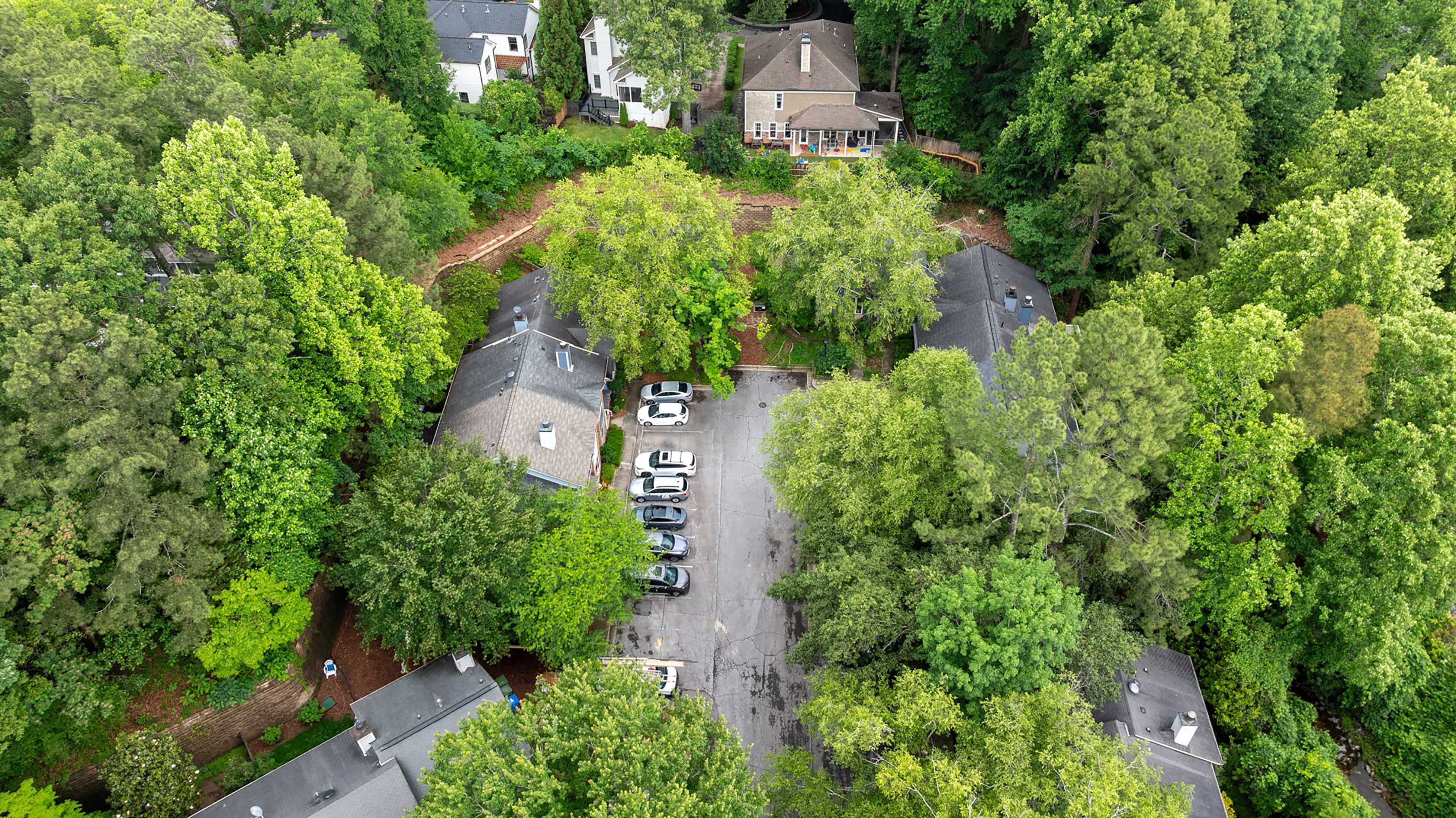  Stunning Turn-key Townhome Tucked Away in Desirable Woodbridge Crossing - 物件實景