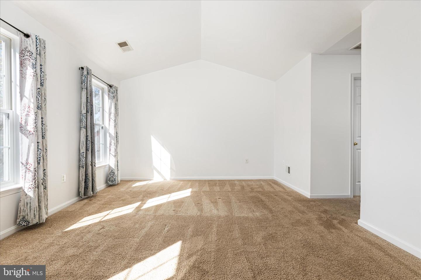 Round Hill, Virginia, 20141, United States, 4 Bedrooms Bedrooms, ,4 BathroomsBathrooms,Residential,For Sale,1987727