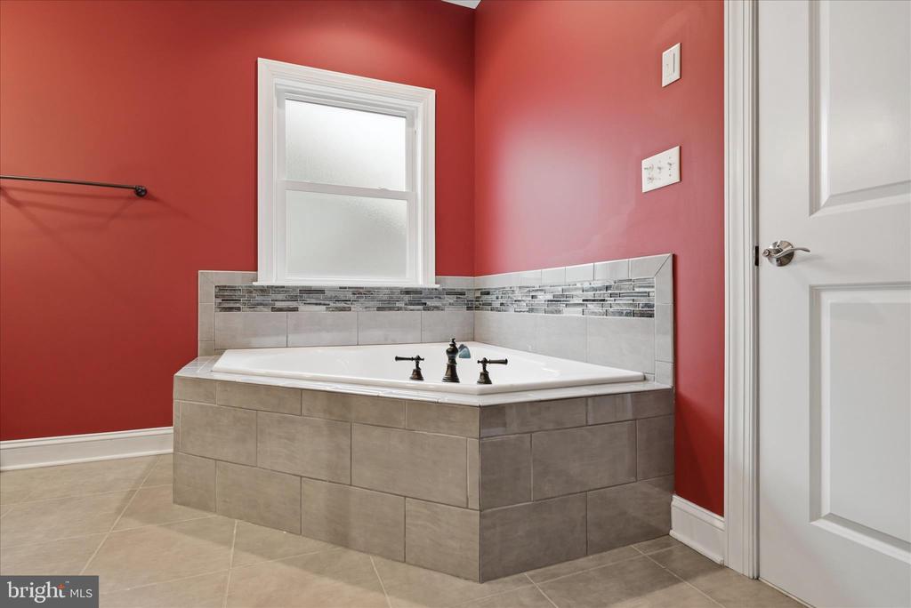 Winchester, Virginia, 22602, United States, 6 Bedrooms Bedrooms, ,5 BathroomsBathrooms,Residential,For Sale,2032756