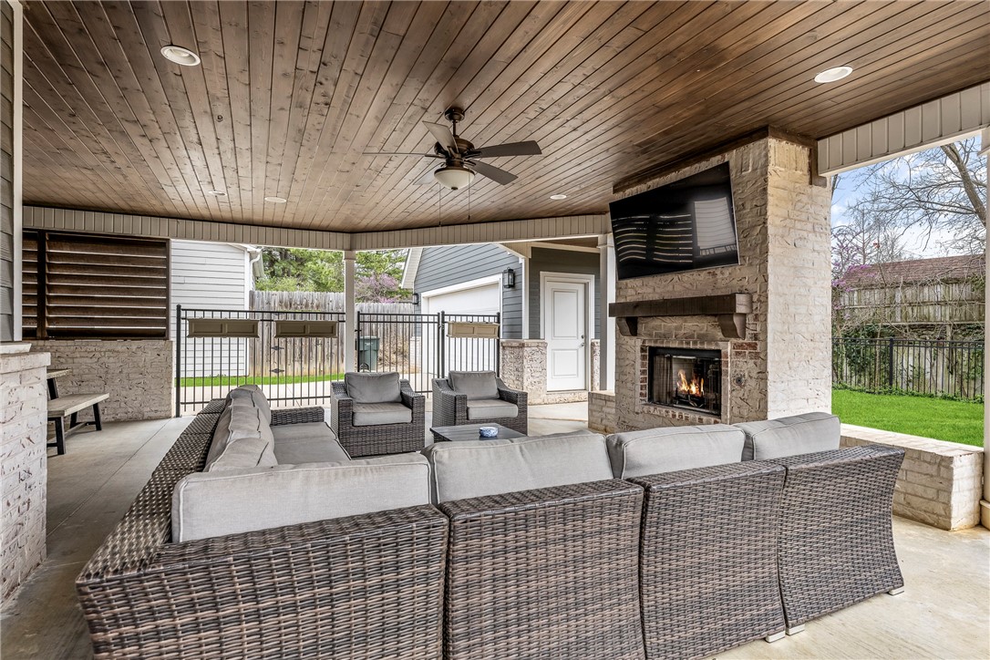 Fayetteville, Arkansas, 72701, United States, 4 Bedrooms Bedrooms, ,4 BathroomsBathrooms,Residential,For Sale,1895479