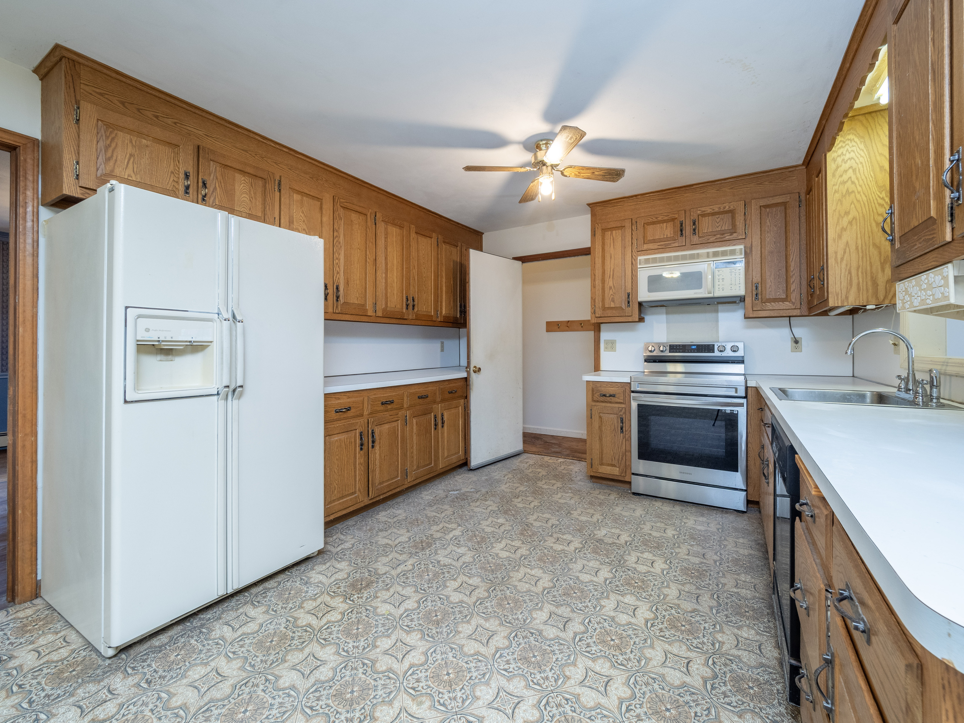 Redding, Connecticut, 06896, United States, 5 Bedrooms Bedrooms, ,5 BathroomsBathrooms,Residential,For Sale,1997100