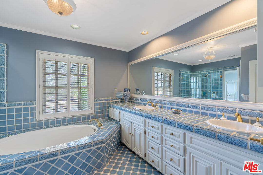 Los Angeles, California, 90004, United States, 6 Bedrooms Bedrooms, ,7 BathroomsBathrooms,Residential,For Sale,1907510