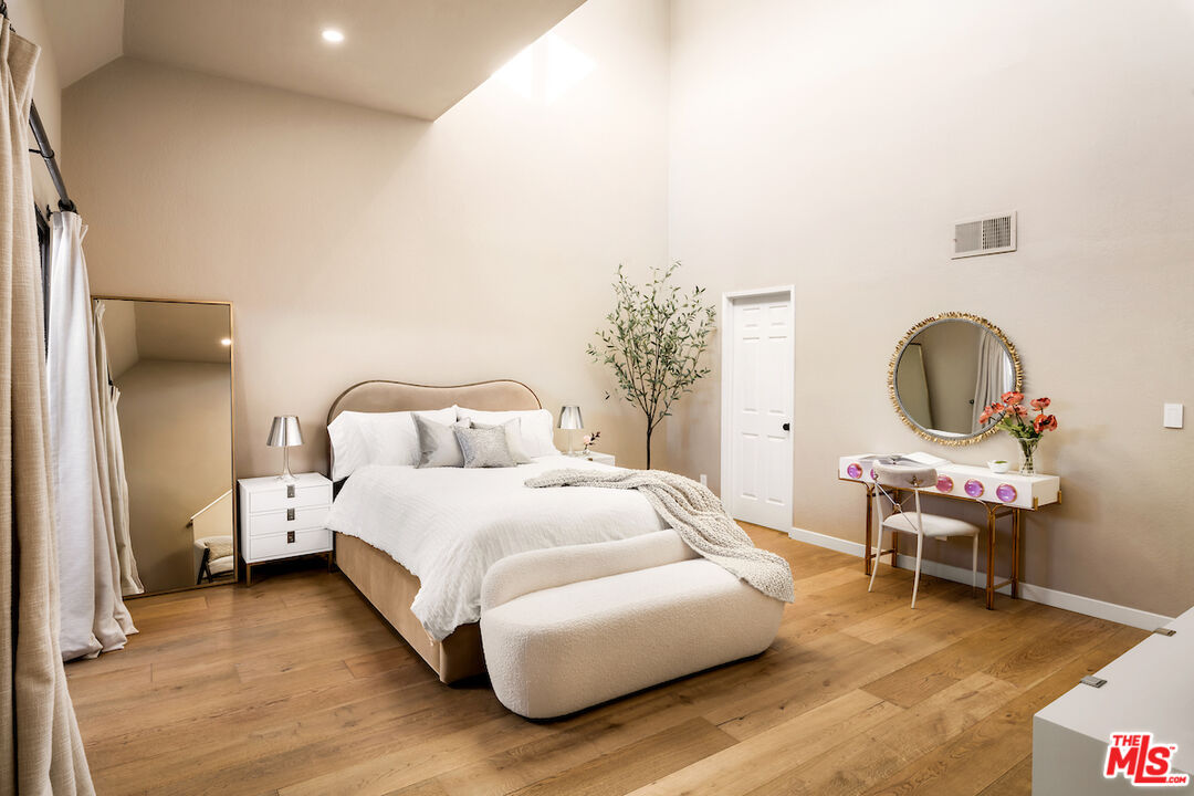 Santa Monica, California, 90403, United States, 2 Bedrooms Bedrooms, ,3 BathroomsBathrooms,Residential,For Sale,1986482