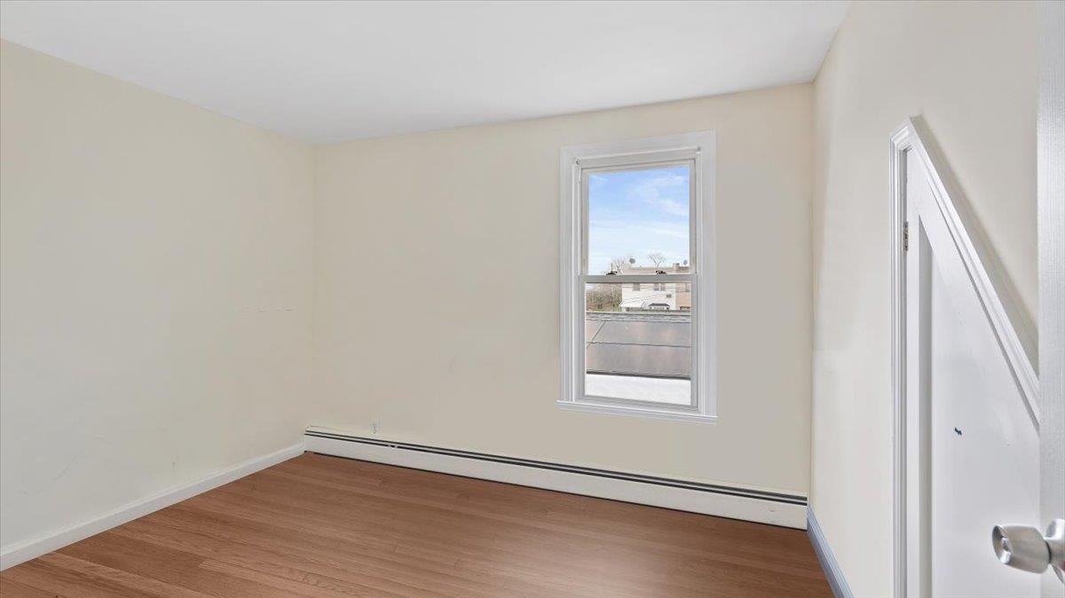 Bronx, New York, 10465, United States, 5 Bedrooms Bedrooms, ,4 BathroomsBathrooms,Residential,For Sale,1900837