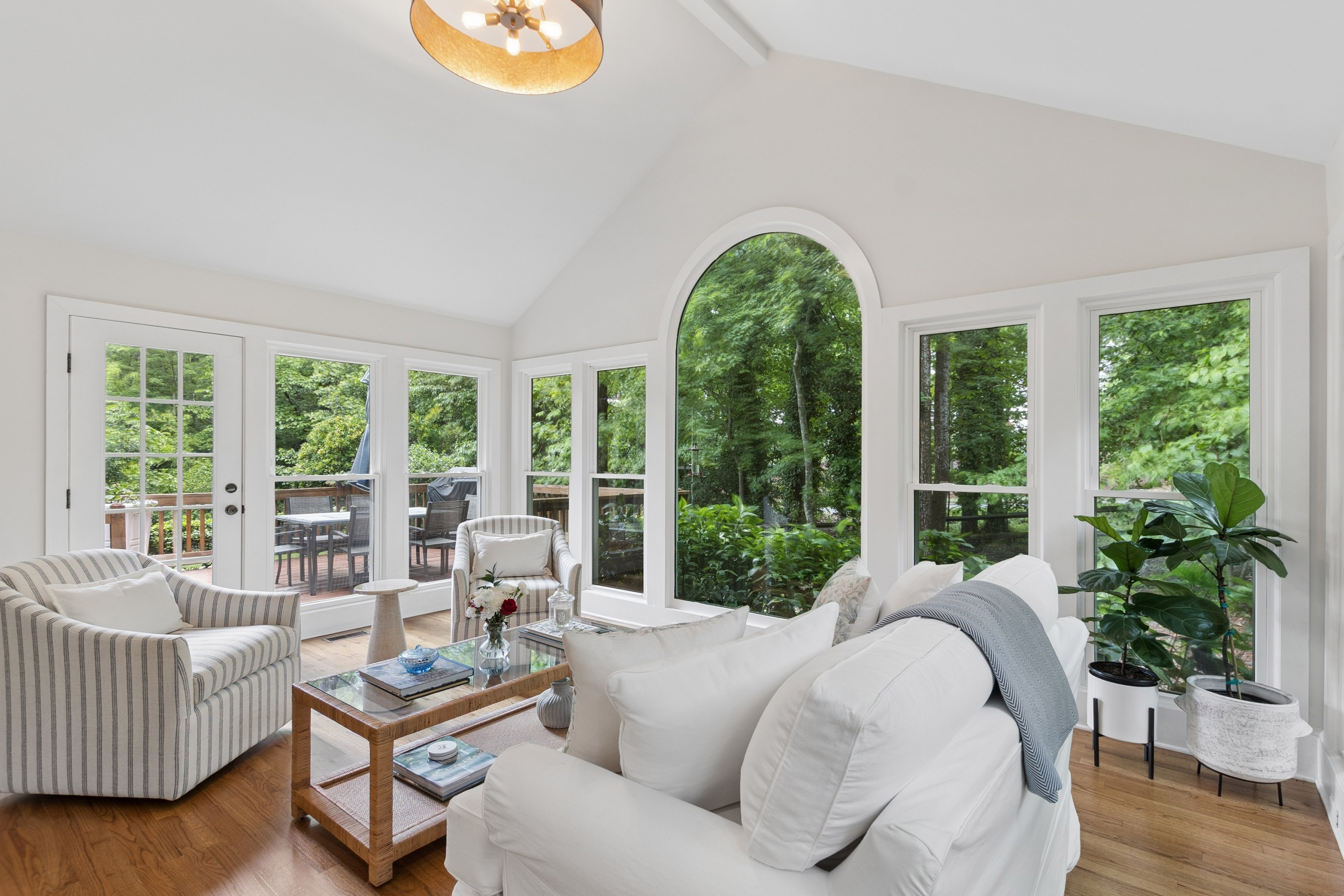  Beautifully Updated Home Blends Timeless Style with Elevated Designer Finishes - 物件實景