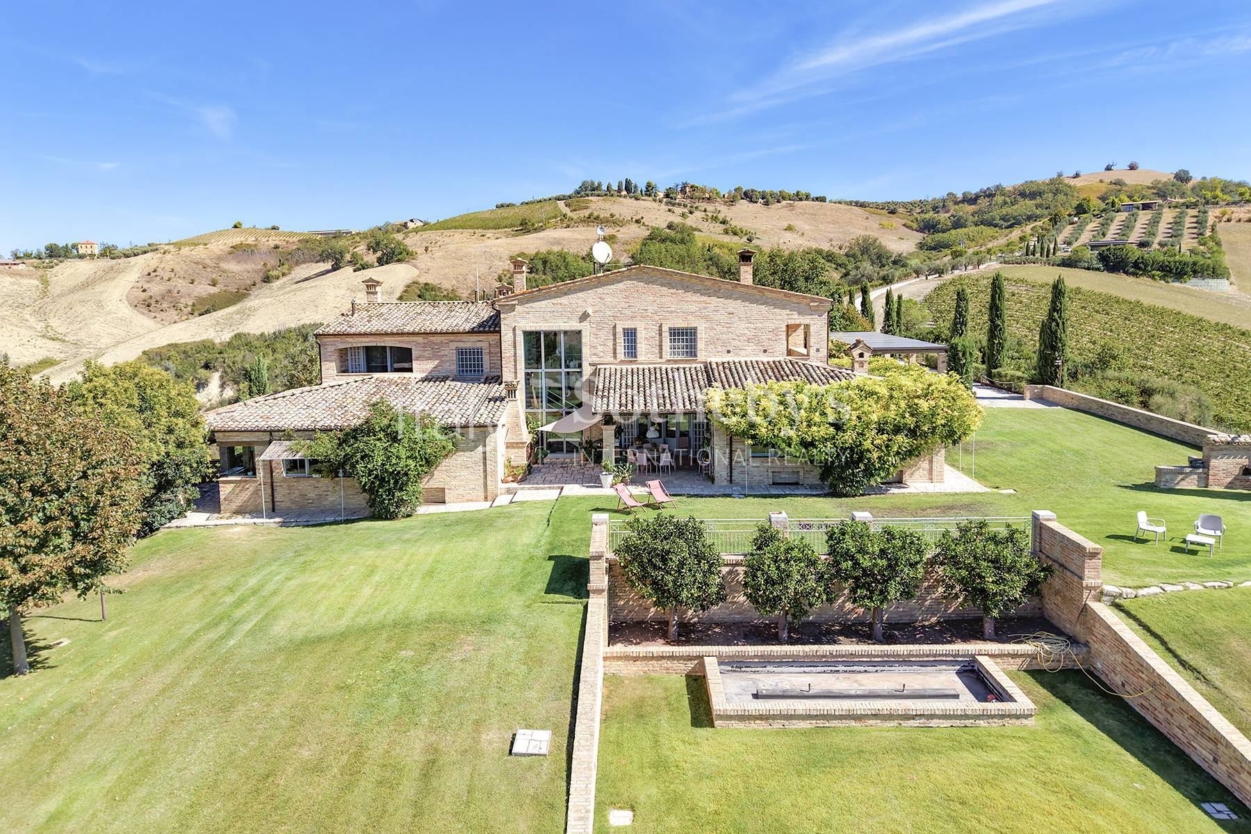  Country estate with vineyards and pool in Le Marche - 物件實景
