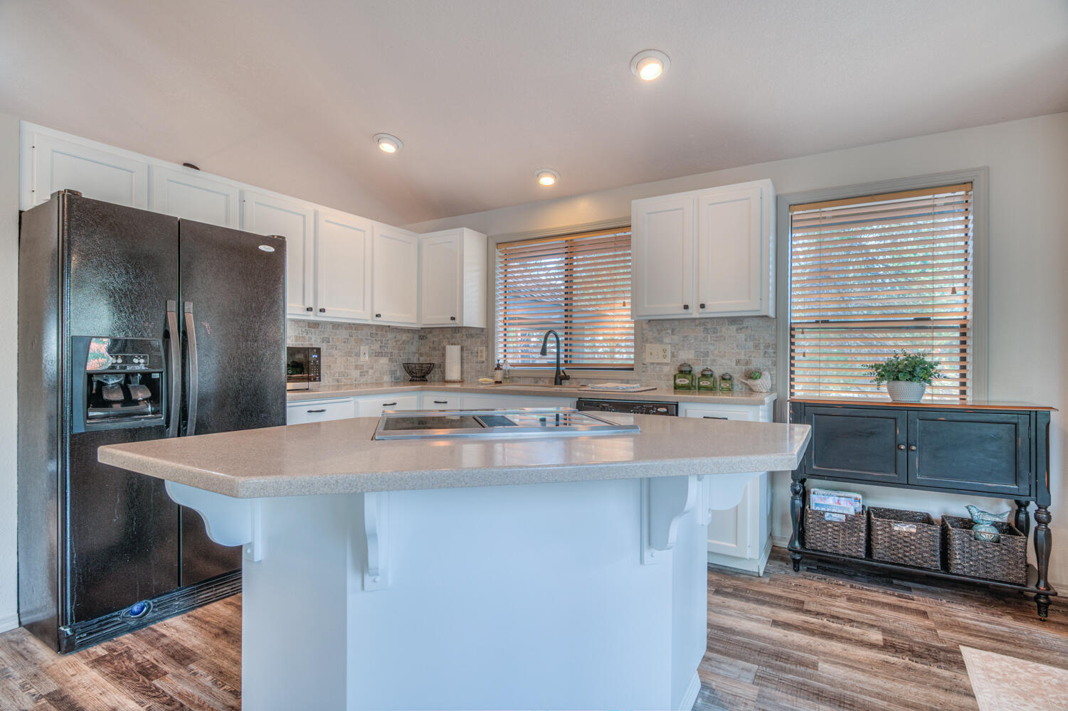 Sunriver, Oregon, 97707, United States, 3 Bedrooms Bedrooms, ,2 BathroomsBathrooms,Residential,For Sale,1982531