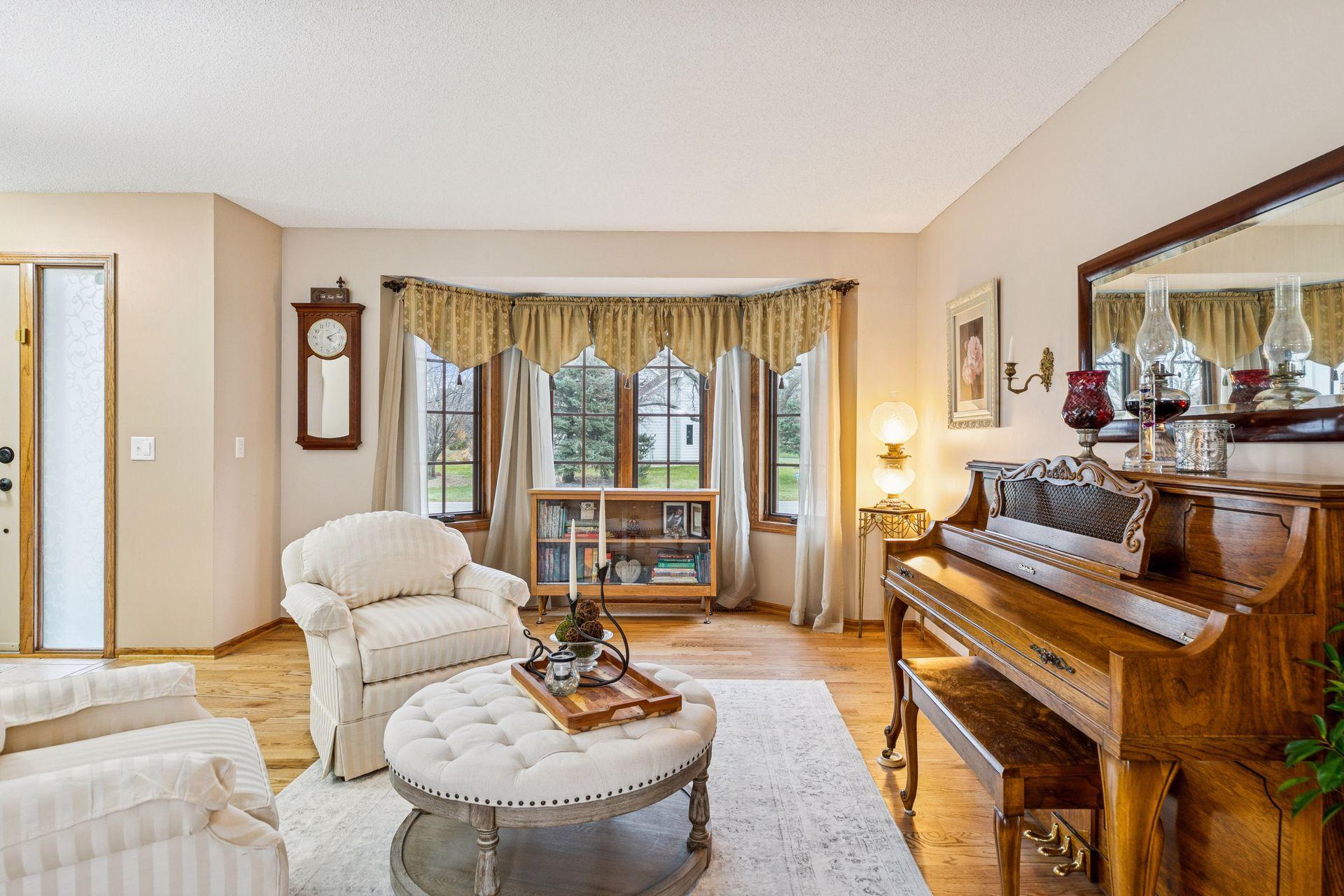 Woodbury, Minnesota, 55129, United States, 5 Bedrooms Bedrooms, ,3 BathroomsBathrooms,Residential,For Sale,1998443