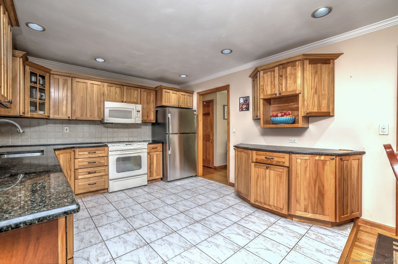 Woodbridge, Connecticut, 06525, United States, 3 Bedrooms Bedrooms, ,2 BathroomsBathrooms,Residential,For Sale,1989444